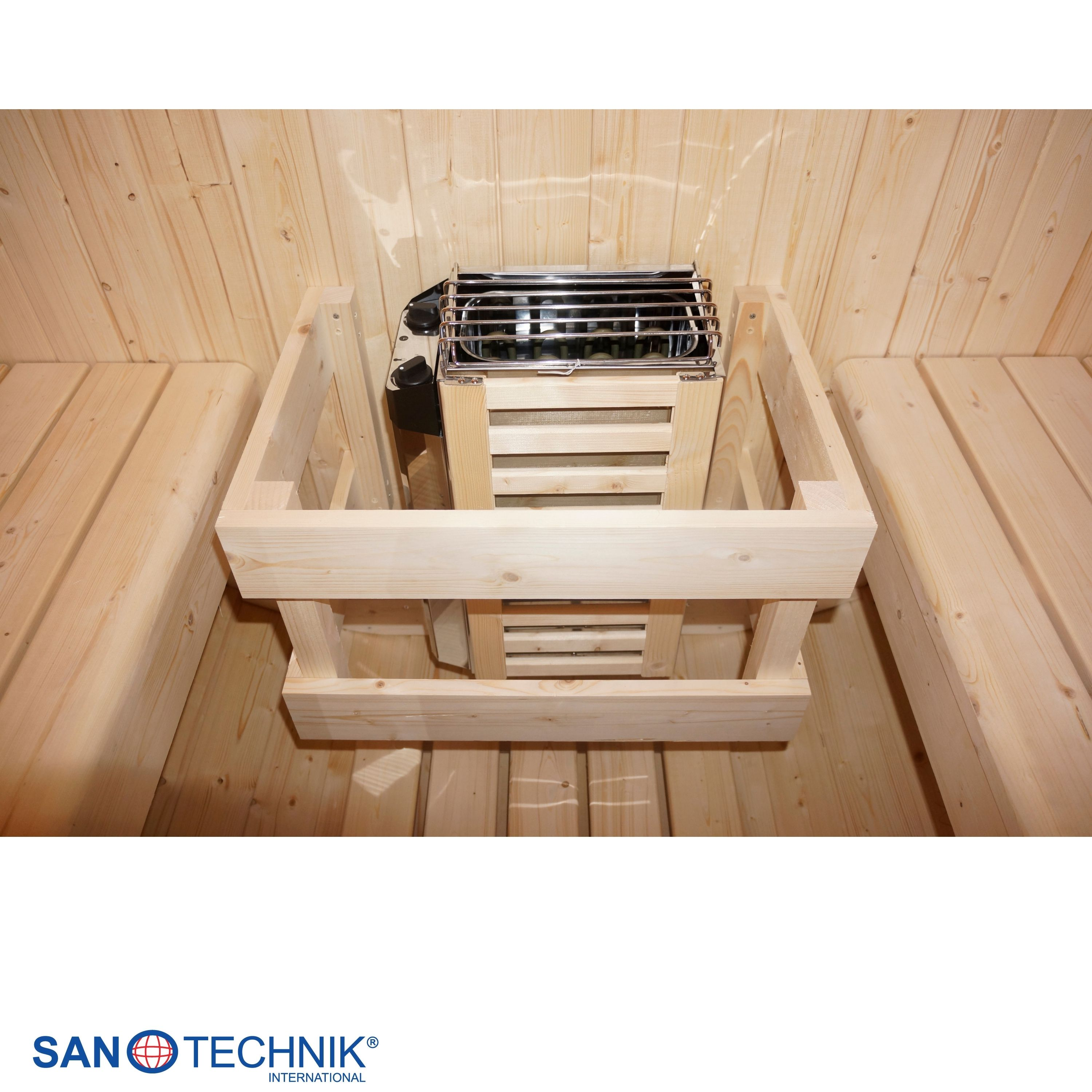 Ein Holzboden und Holzwände in einer Sauna mit einem Ofen in der Mitte.
