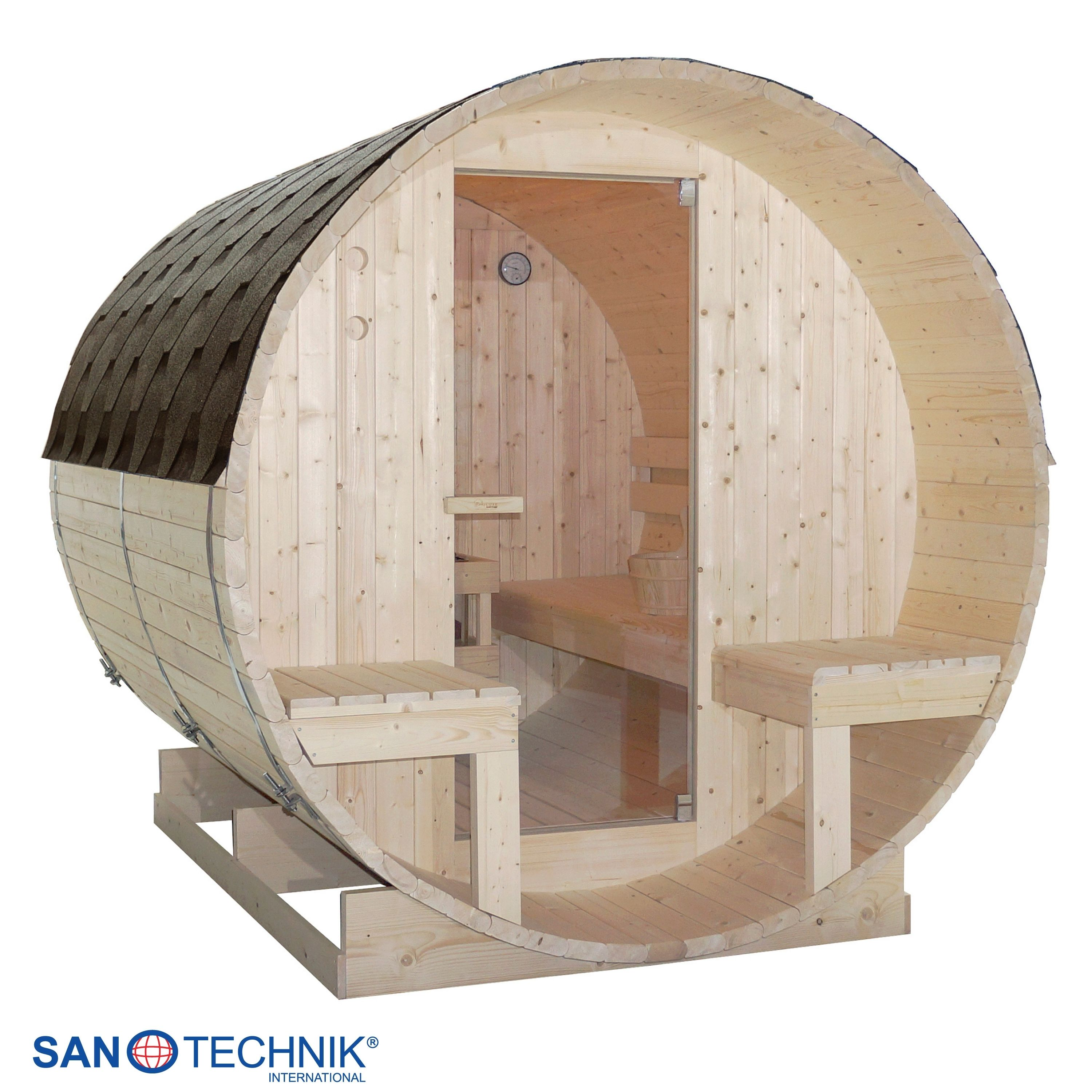 Holzfass-Sauna mit Glastür, Sitzbänken und Schindeldach.
