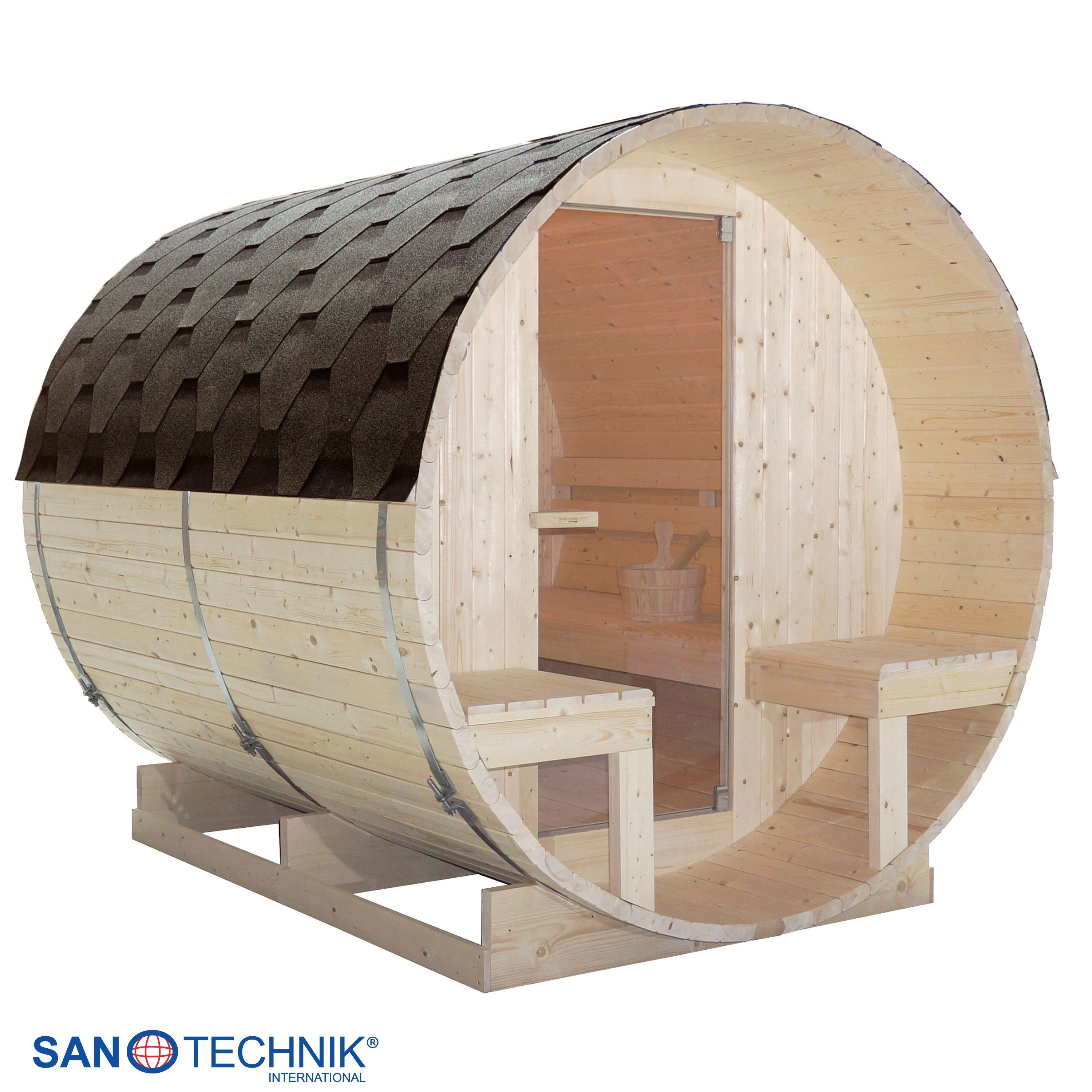 Holzfass-Sauna mit Glasfront, Bänken und Schindeldach auf weißem Hintergrund.