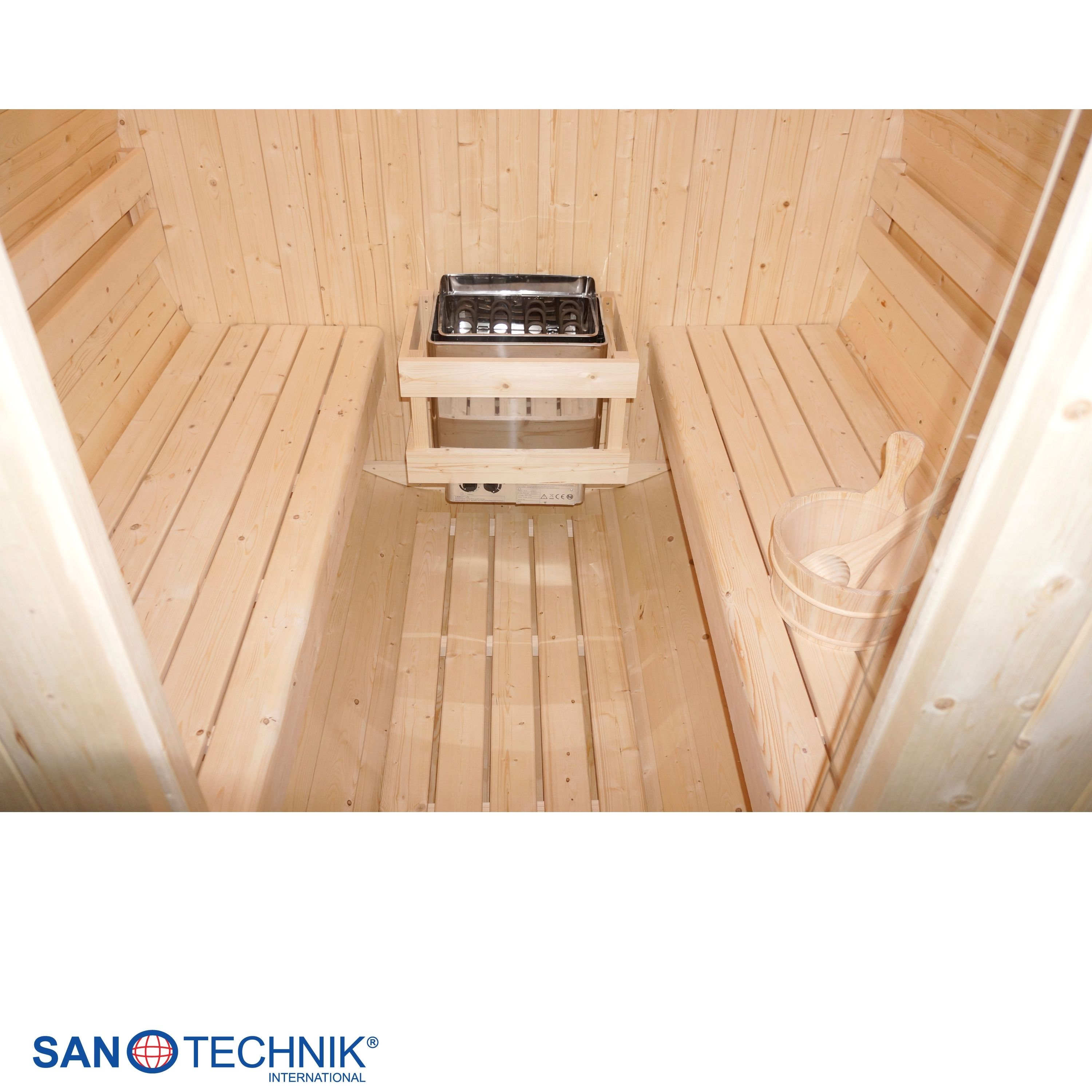 Holzsauna mit Ofen, Bänken und Holzeimer.