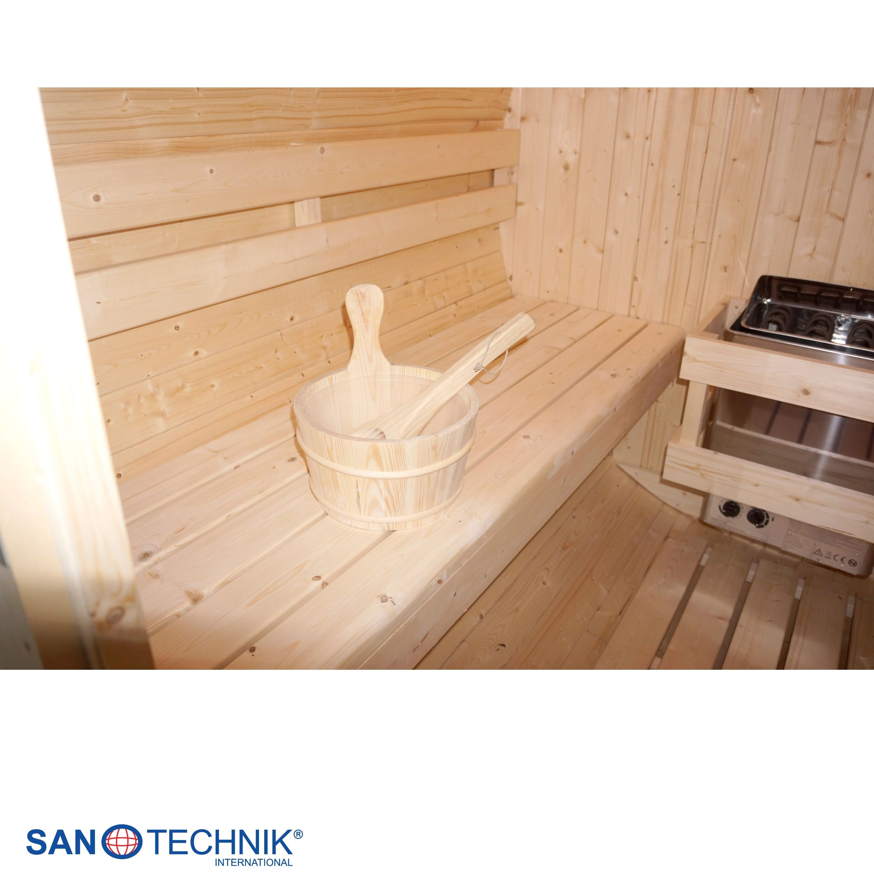Holzsauna mit Sitzbänken, Holzeimer und Ofen.