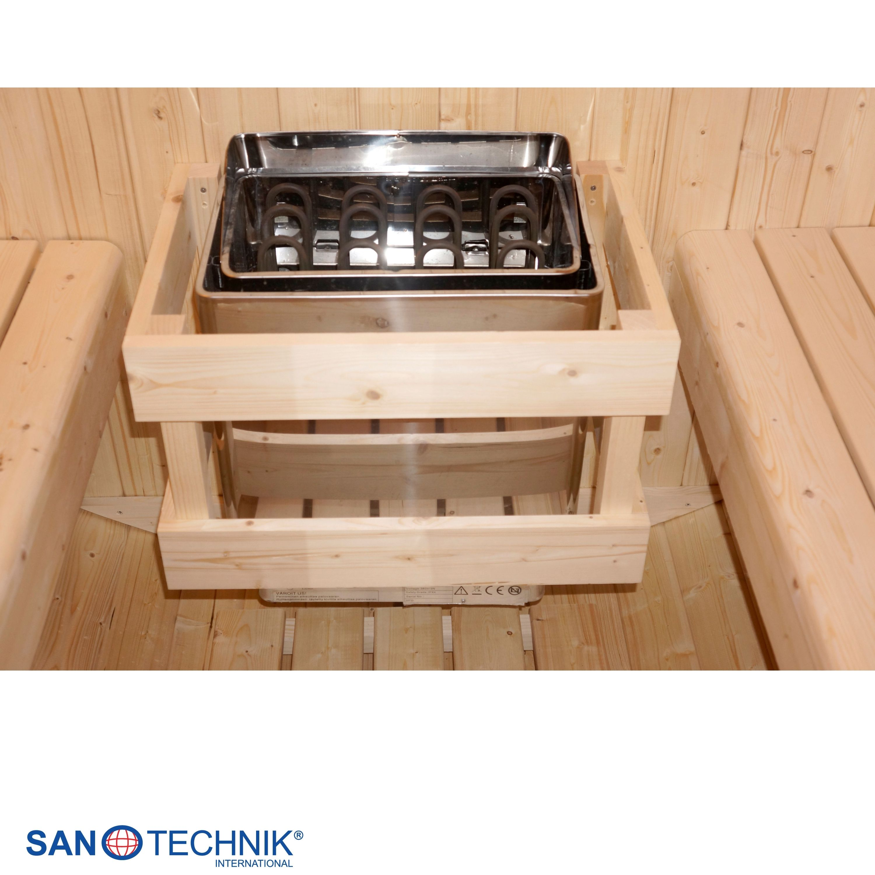 Ein Saunaofen mit Metallstäben in Holzauskleidung neben einer Holzbank.