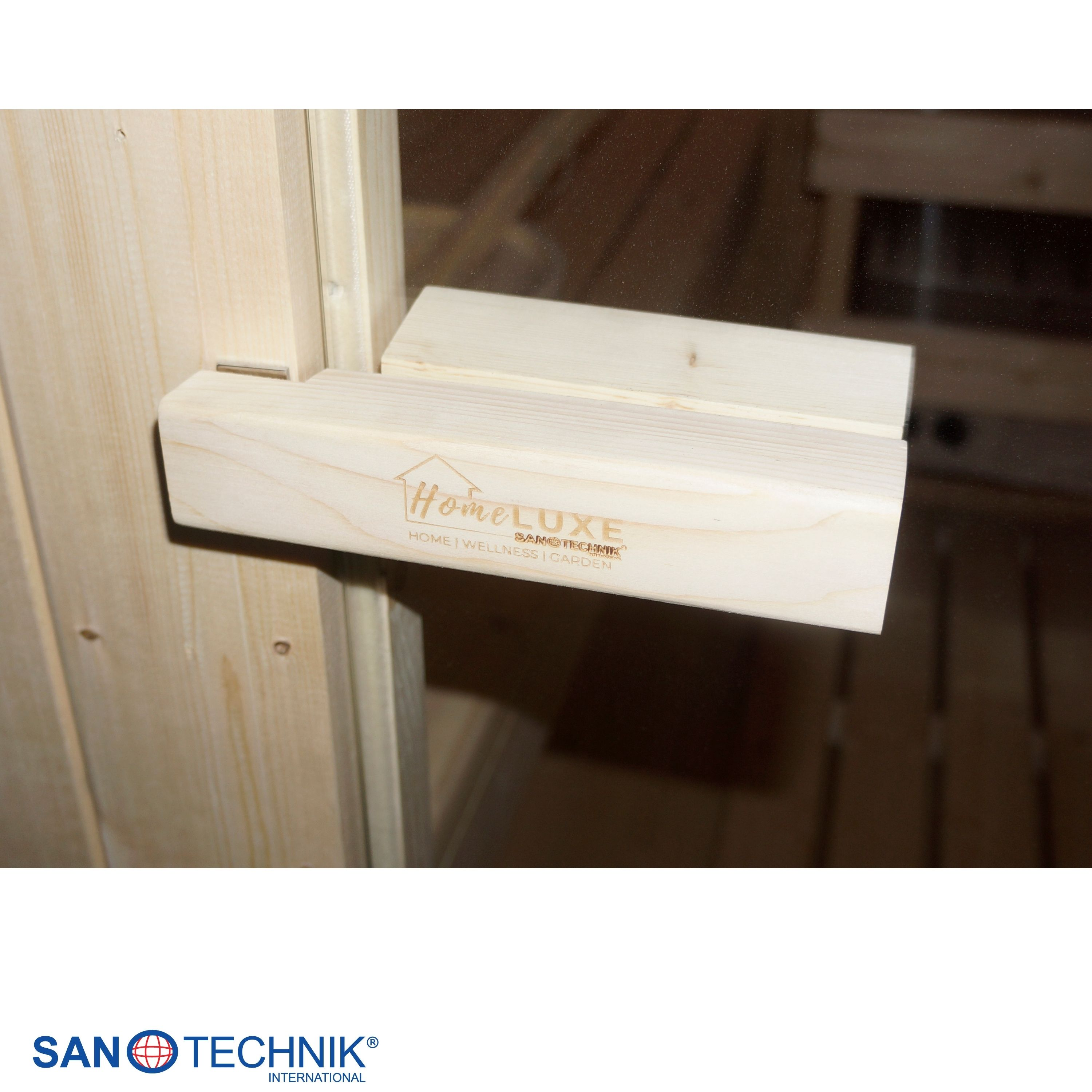 Holzgriff mit "HomeLuxe"-Logo auf einer Holztür einer Sauna.