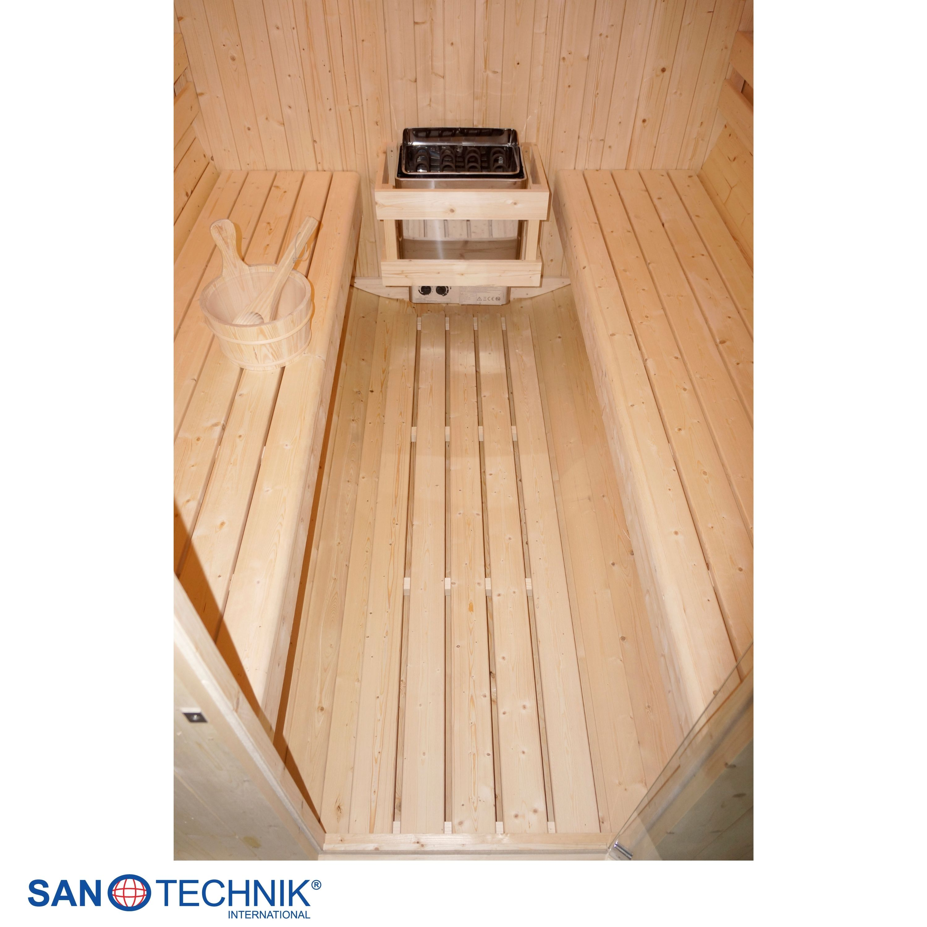 Holzsauna mit Ofen, Bänken und Holzeimer mit Schöpfkelle.