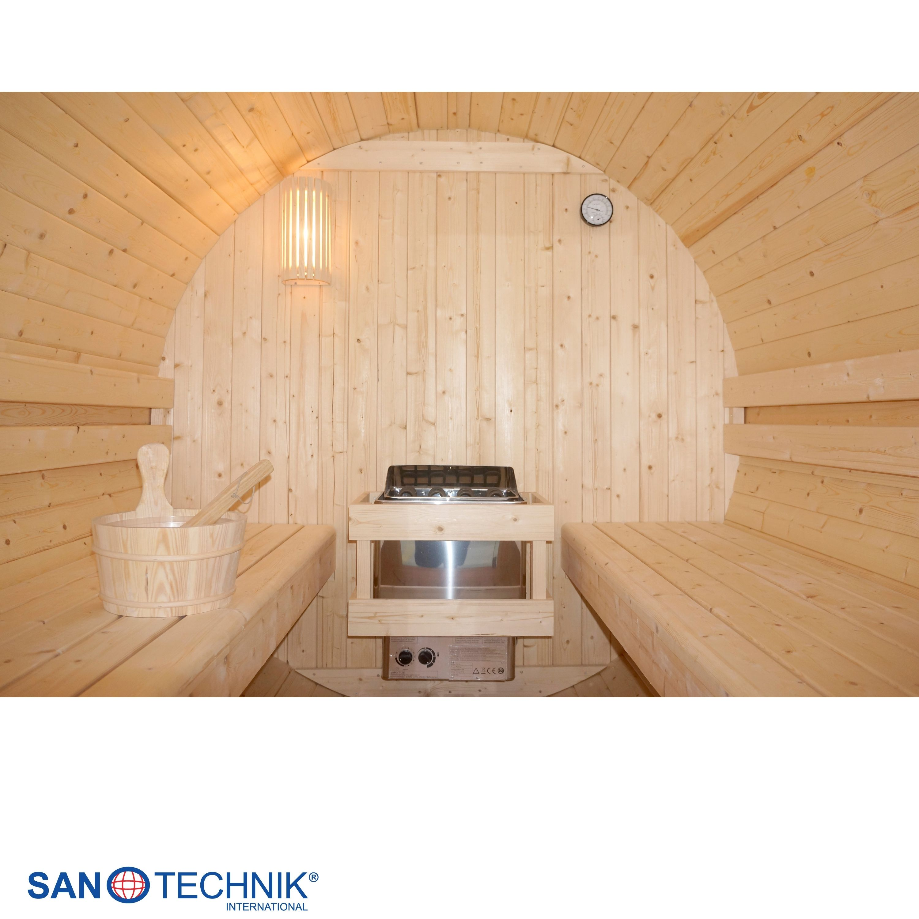 Holzsauna mit Heizung, Bänken, Eimer und Schöpfkelle. Thermometer an der Wand.