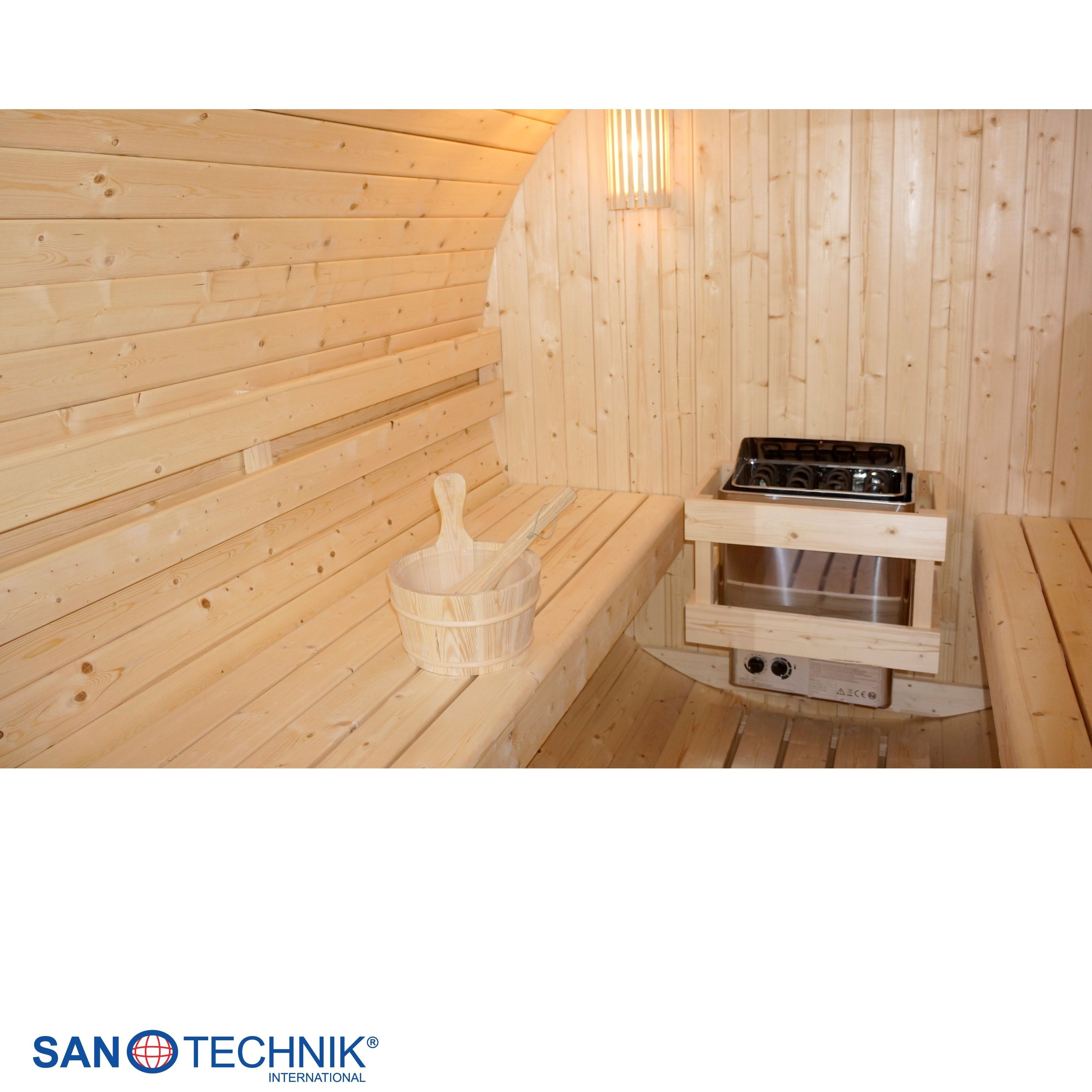 Holzsauna mit Heizung, Holzeimer und Schöpfkelle auf der Bank.
