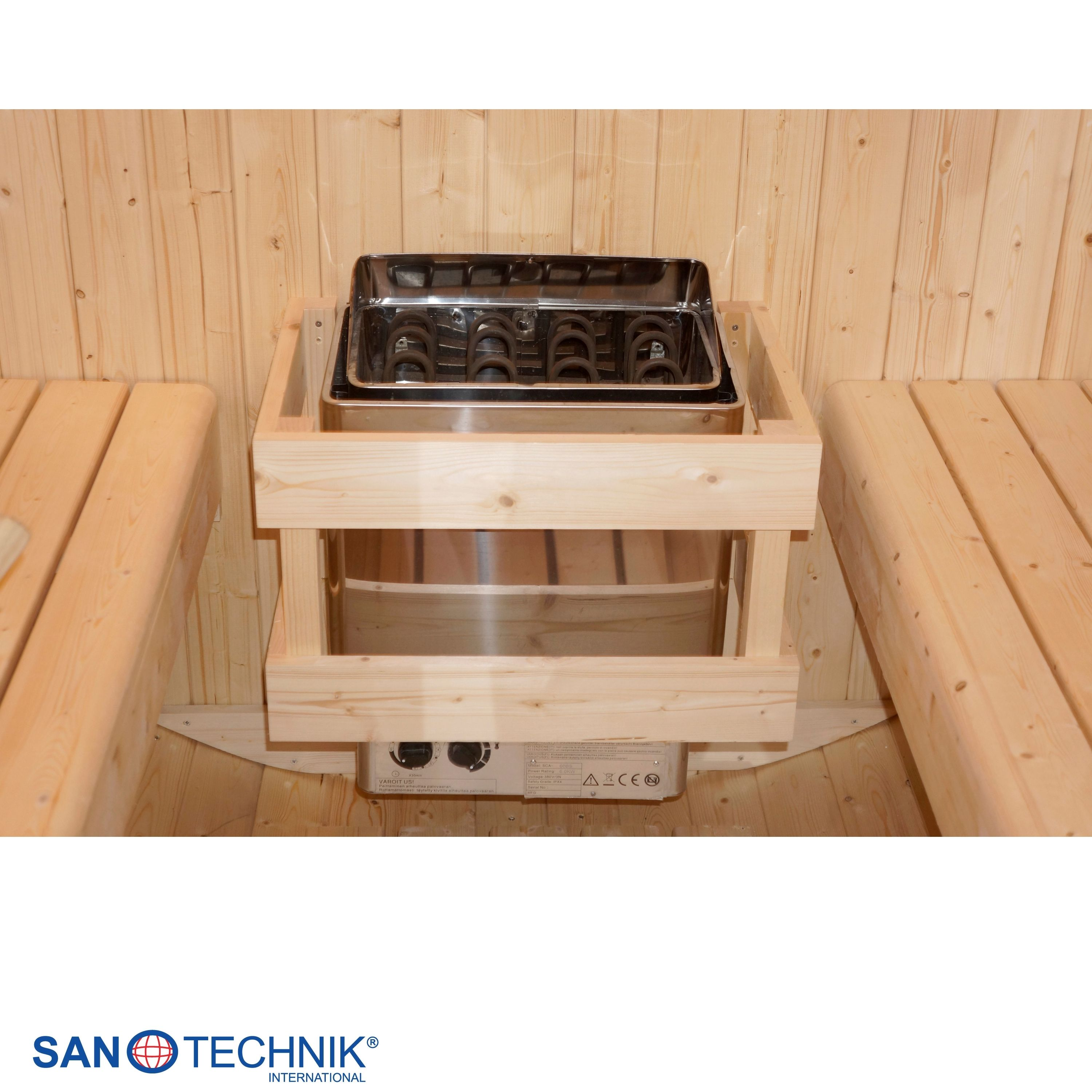 Ein Saunaofen aus Edelstahl mit Heizstäben und Holzbänken in einer Holzkabine.