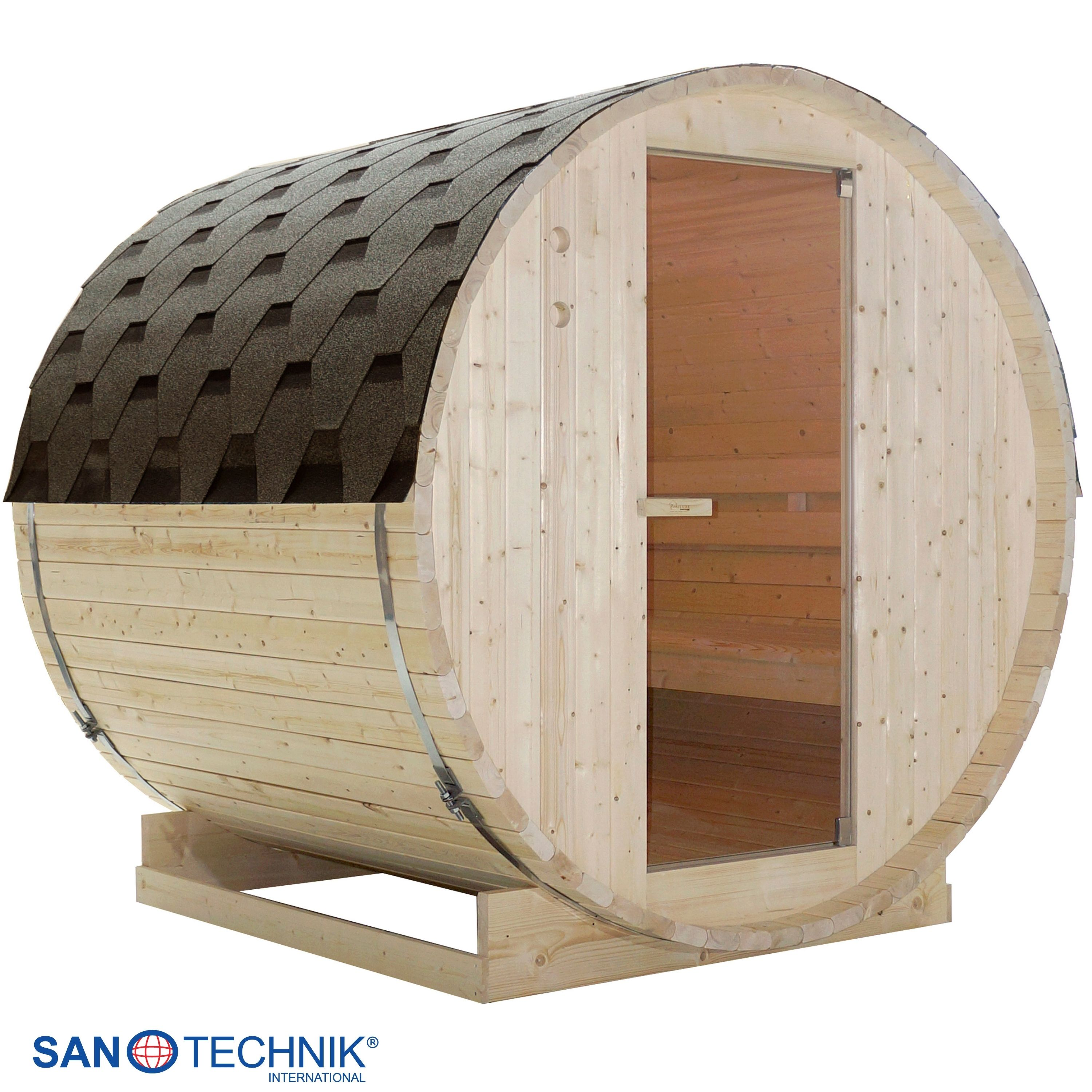 Holzfass-Sauna mit dunklem Schindeldach und Glastür auf einem Holzsockel.