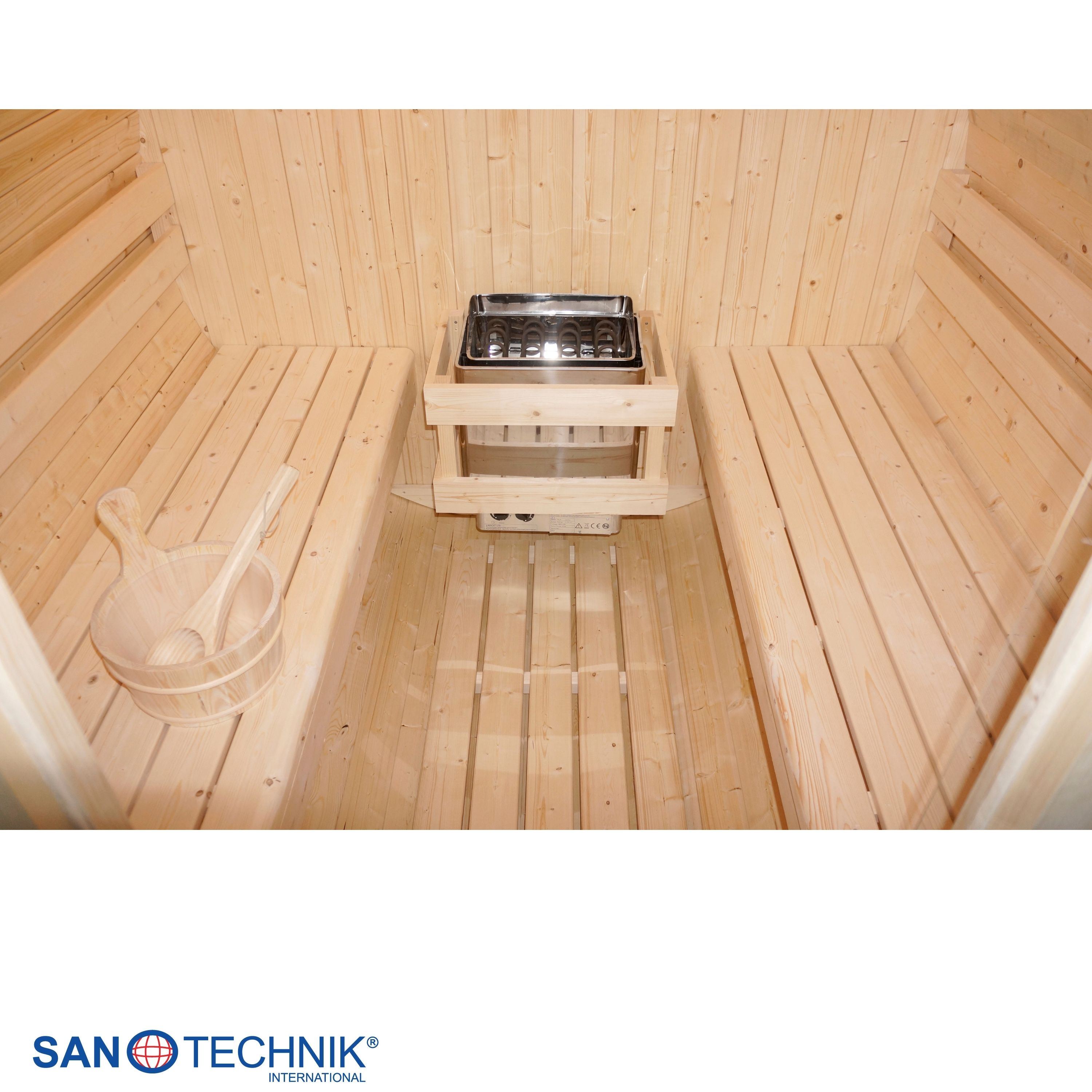 Holzsauna mit Saunaofen, Holzeimer und Schöpfkelle auf den Sitzbänken.