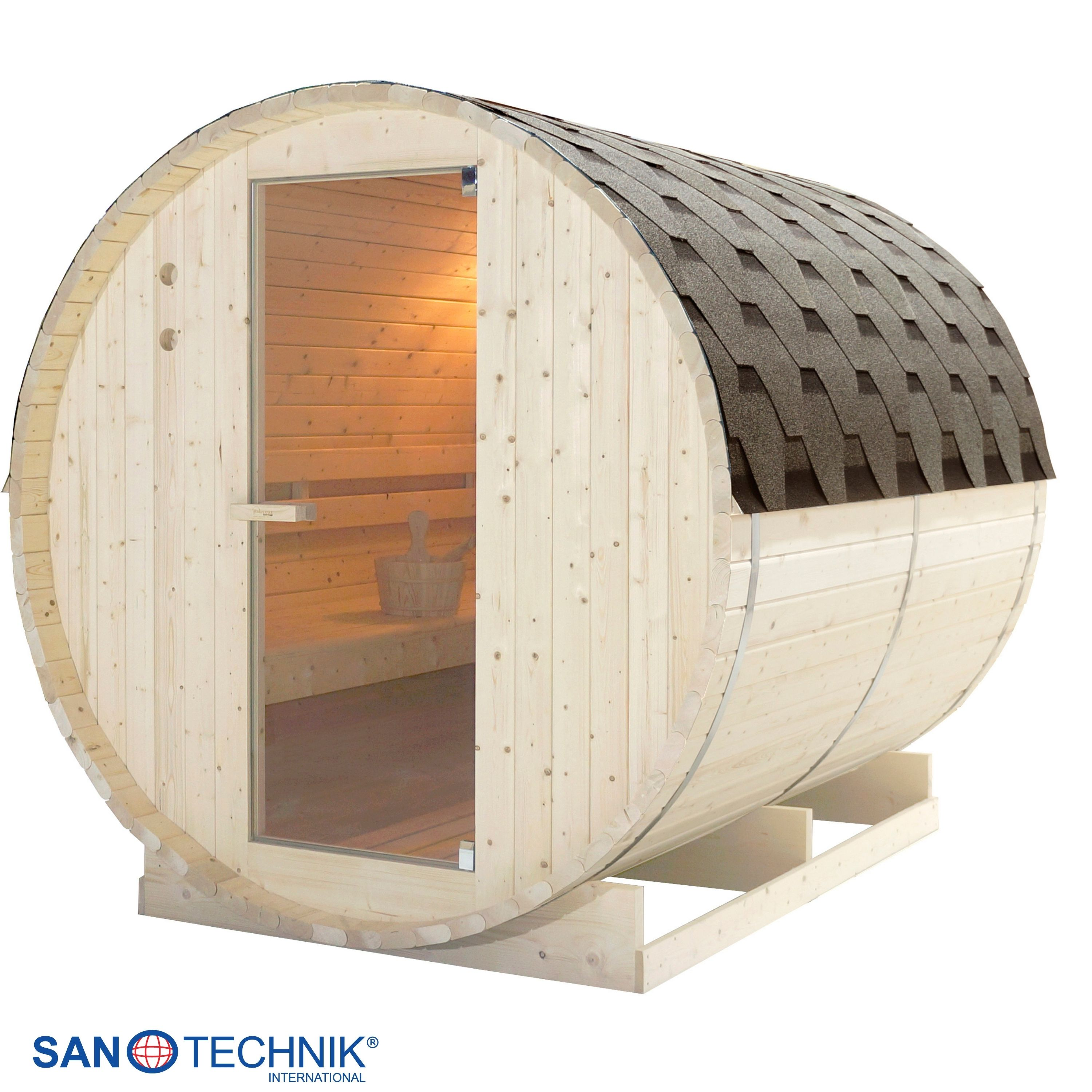 Fasssauna aus Holz mit Glastür, Schindeldach und Sitzbänken.