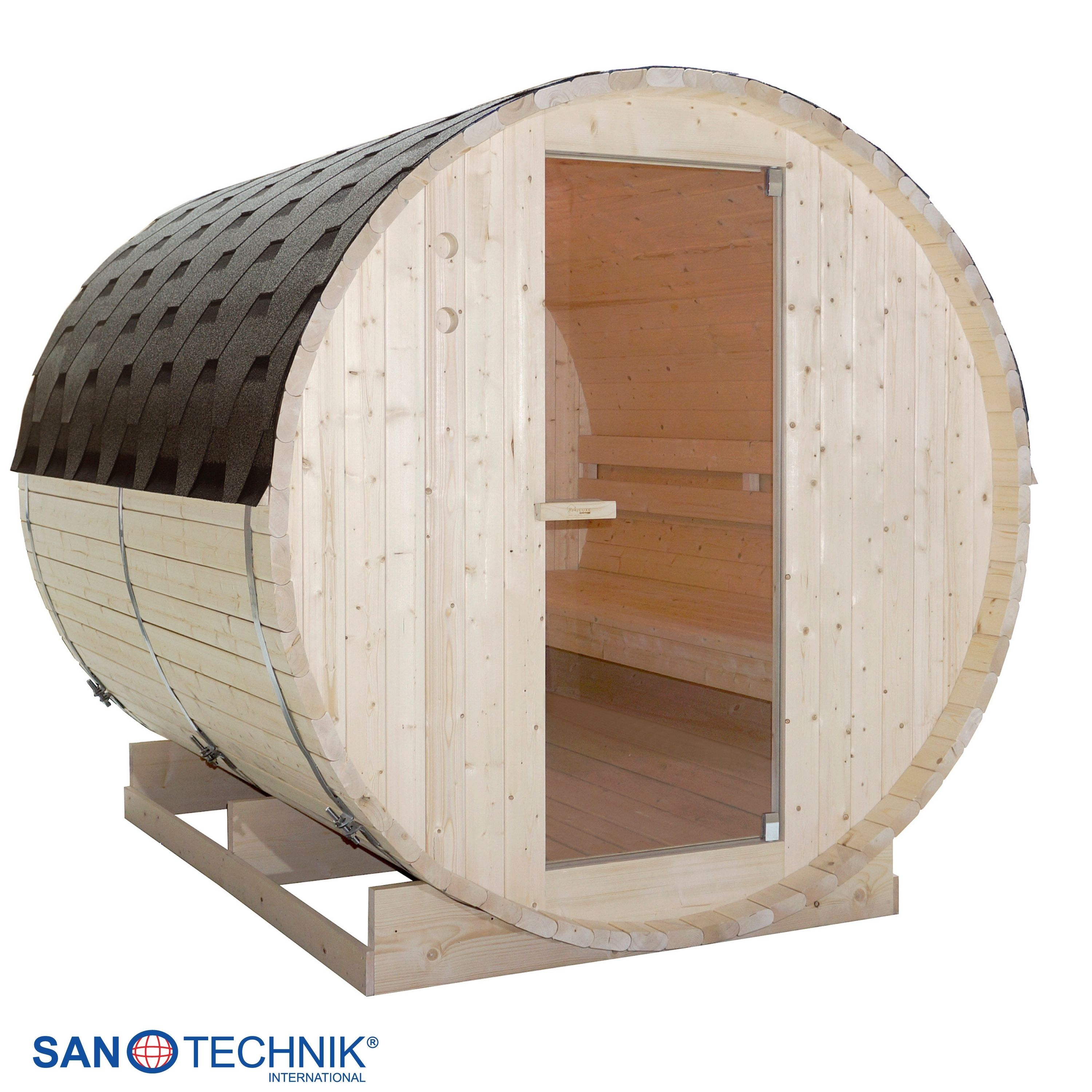 Fasssauna mit Glastür und dunklem Schindeldach, auf Holzsockel.