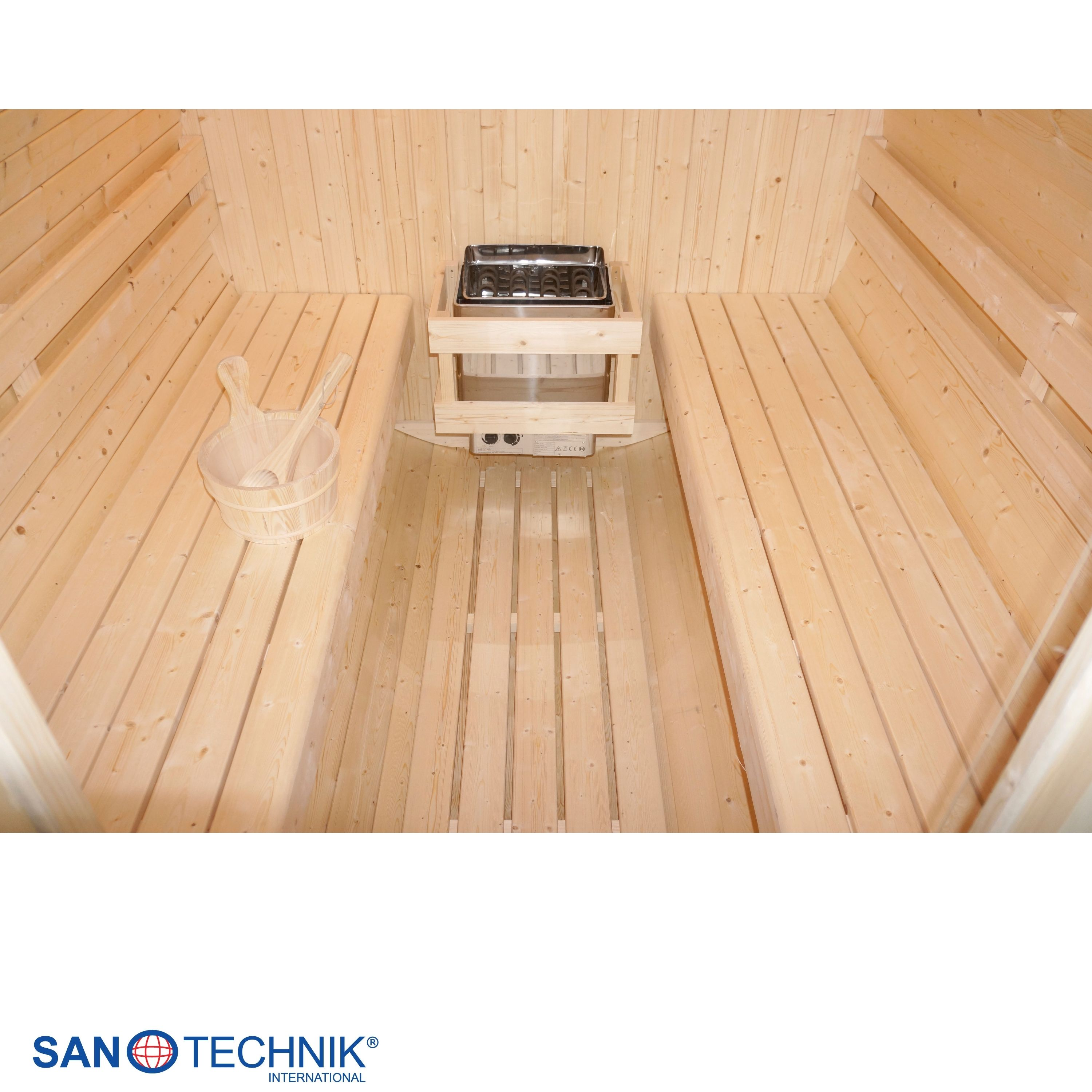 Innenansicht einer holzgetäfelten Sauna mit Bänken, einem Ofen und Holzeimern.