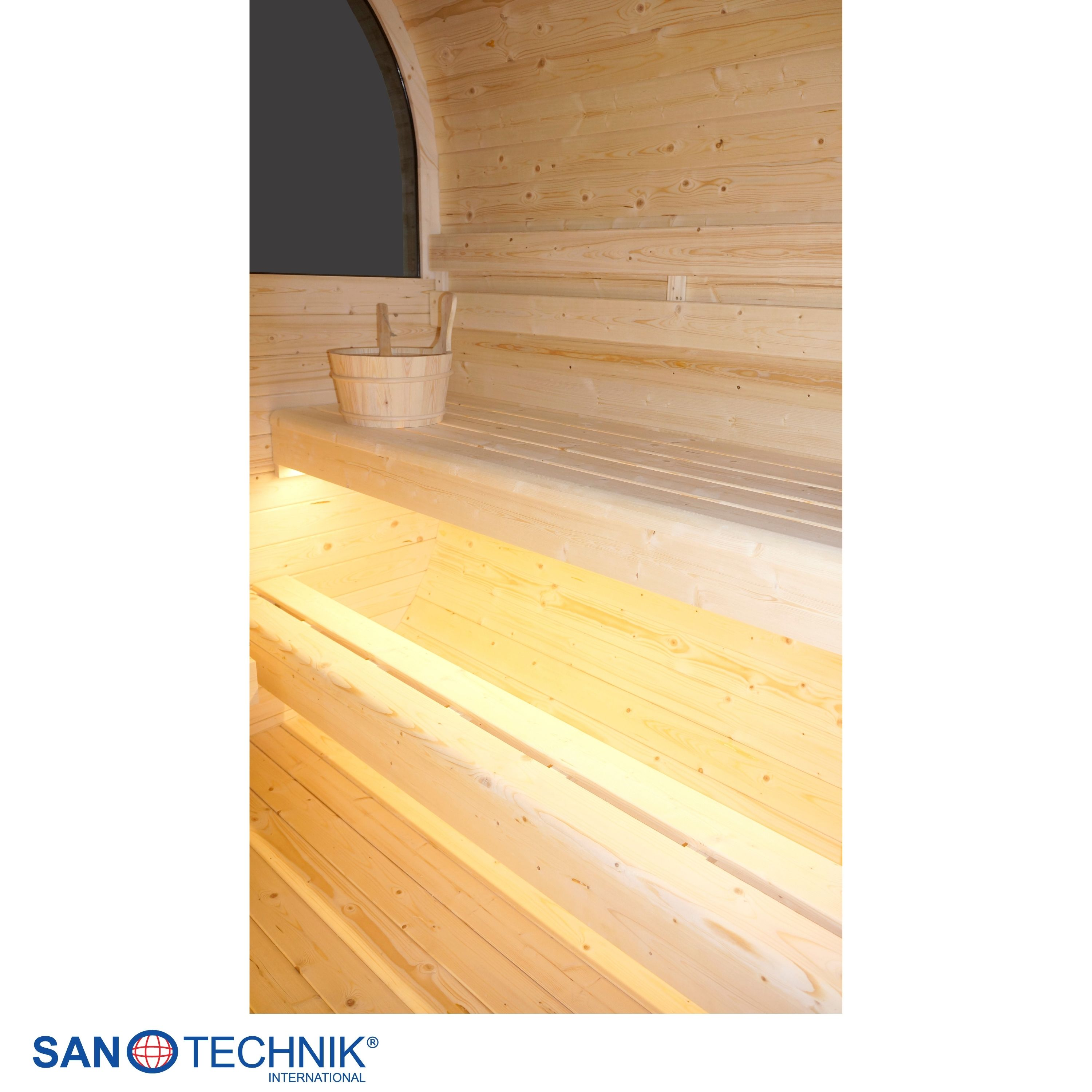 Holzsauna mit Sitzbänken und Holzeimer, beleuchtet.