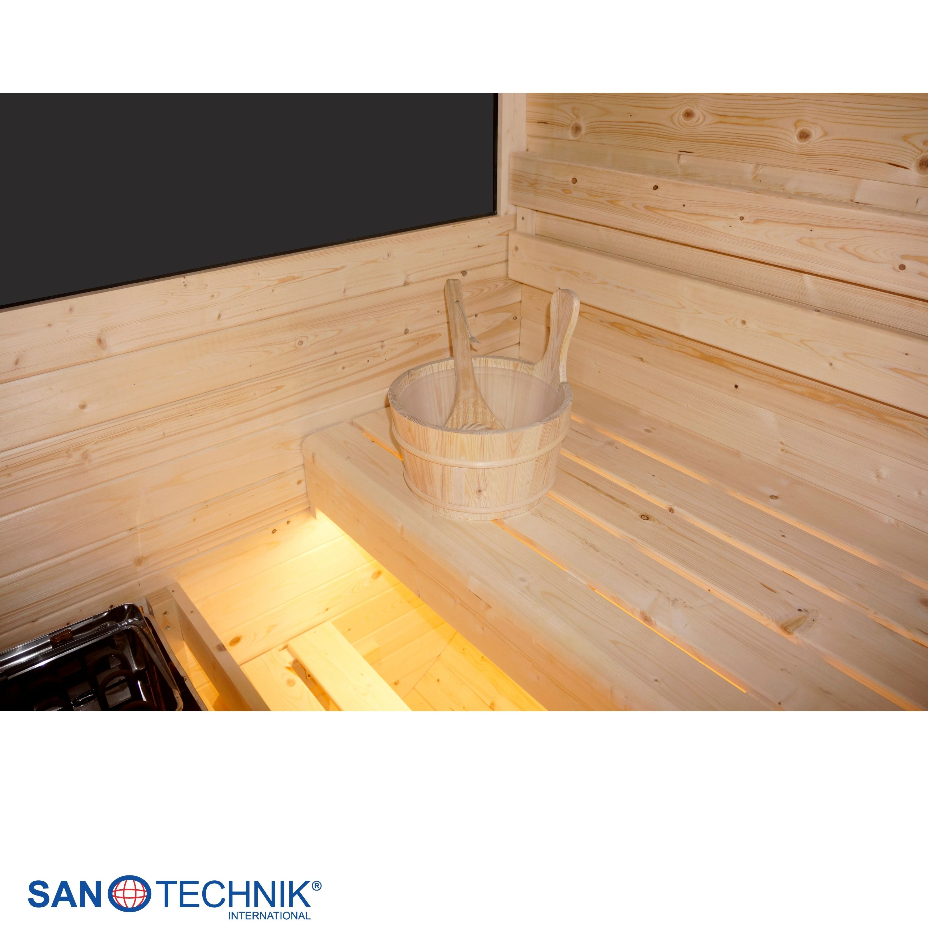 Holzsauna mit Holzeimer, Schöpfkelle und Beleuchtung.