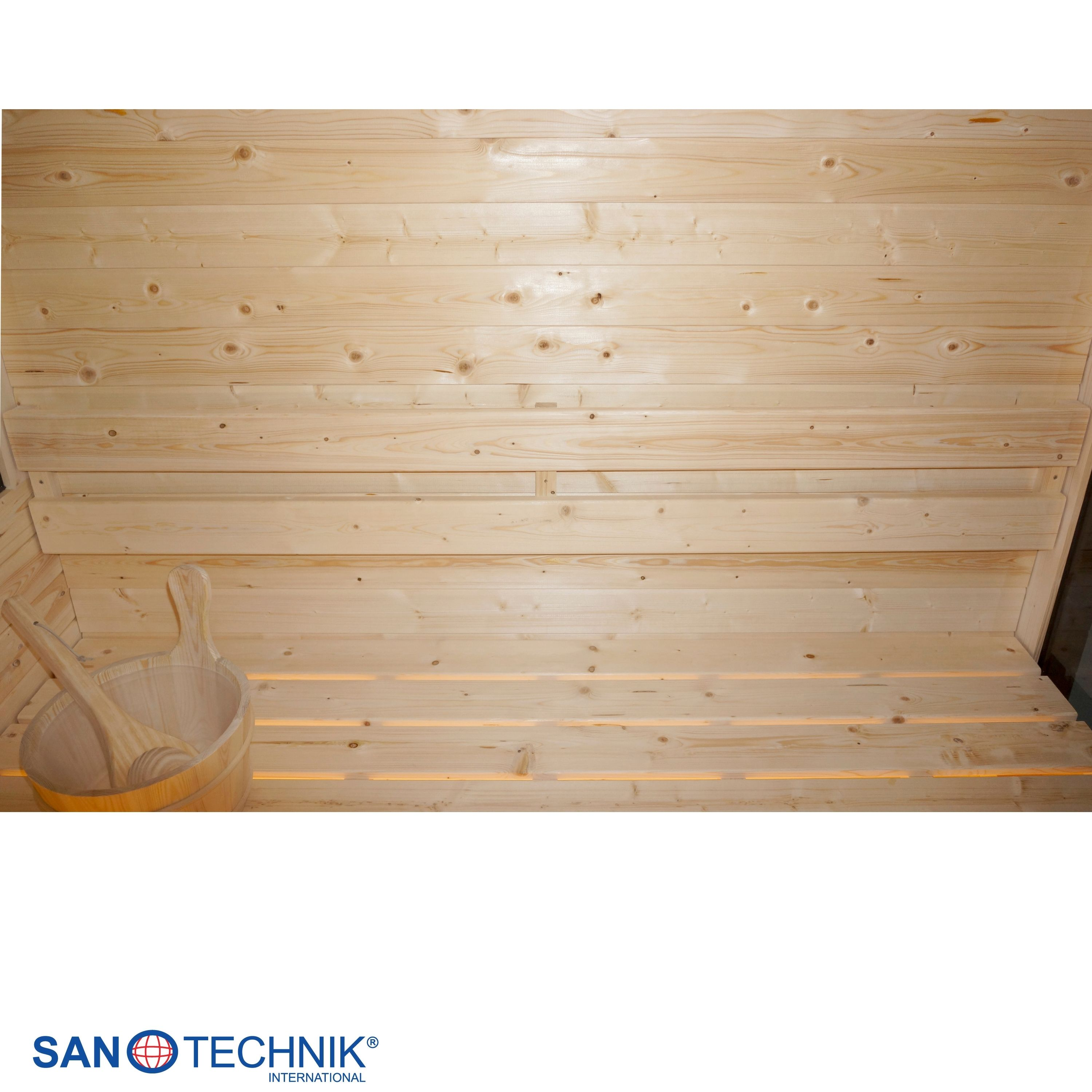 Holzsauna mit Holzeimer und Schöpfkelle. Sanotechnik Logo.