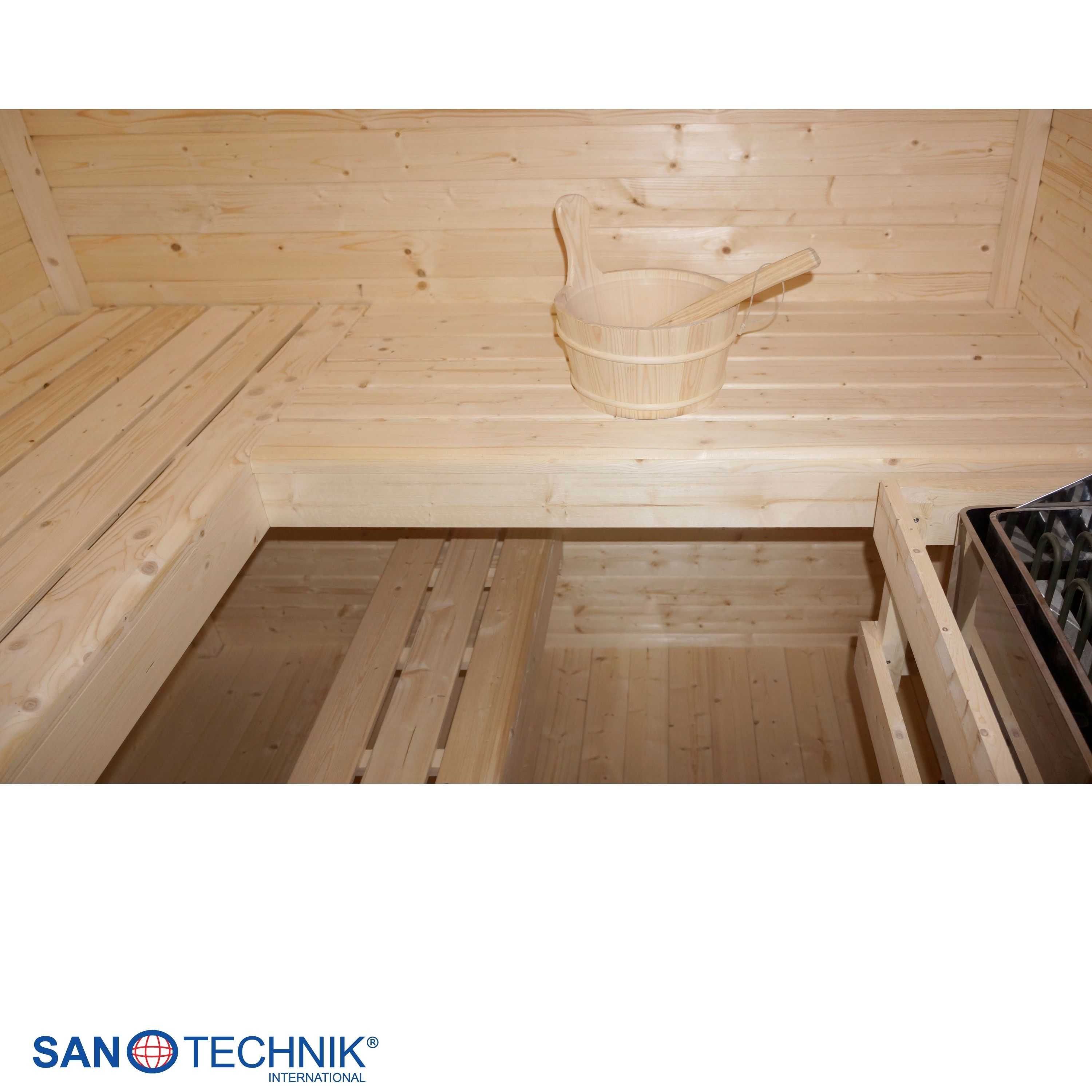 Holzsauna mit Holzeimer und Schöpfkelle auf der Bank.