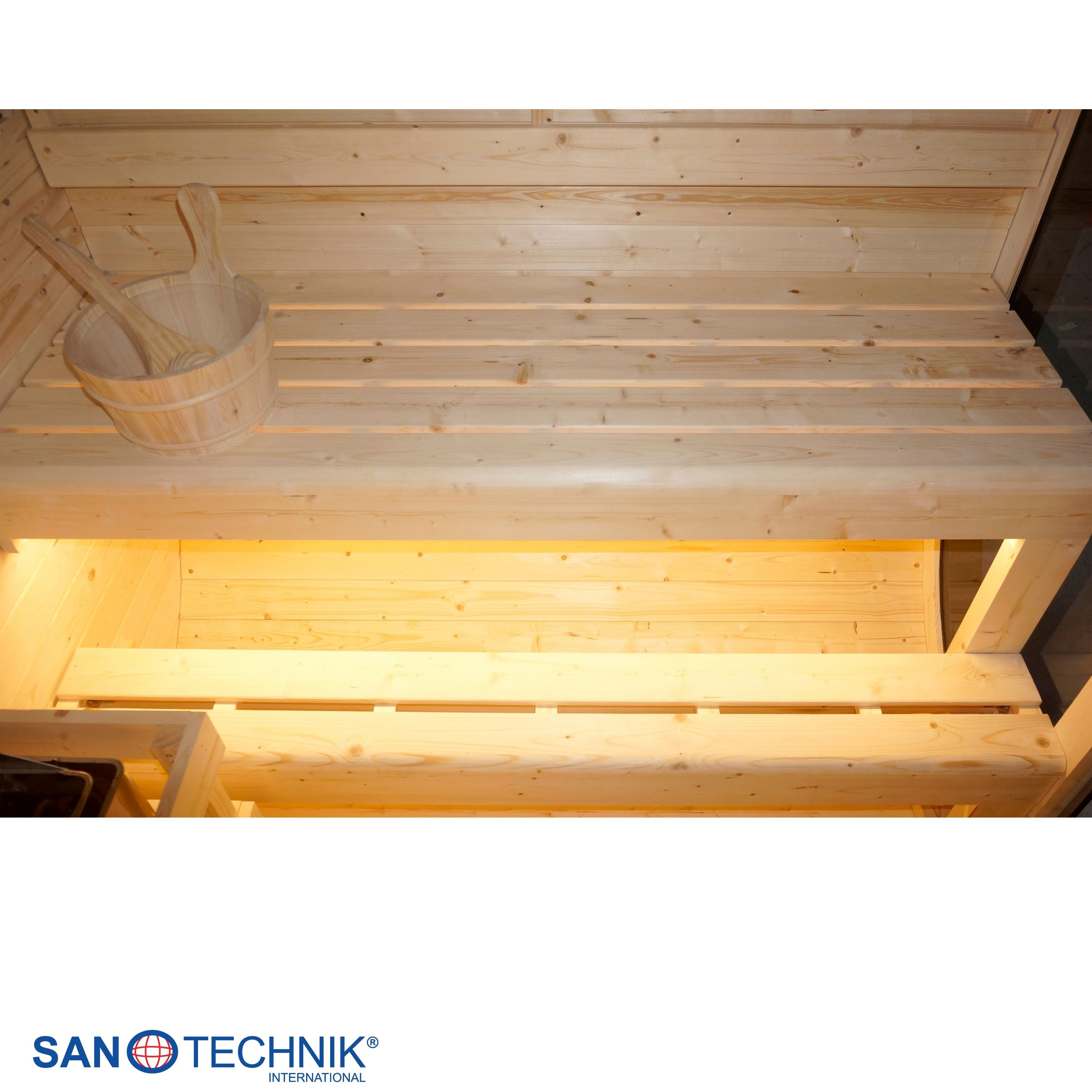 Ein Holzeimer und Schöpfkelle stehen auf einer Holzbank in einer Sauna.