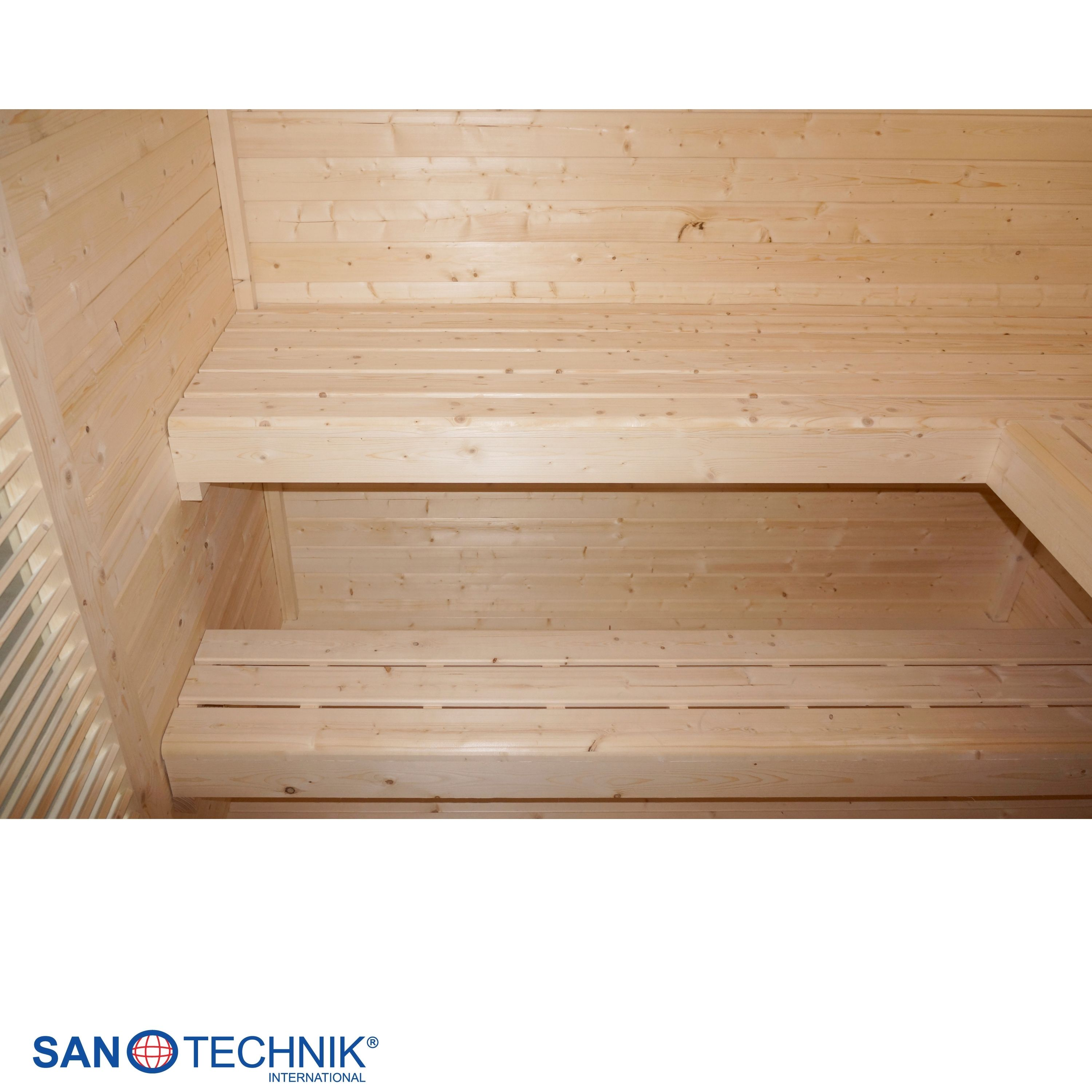Innenansicht einer Sauna mit Holzbänken und Holzwänden.