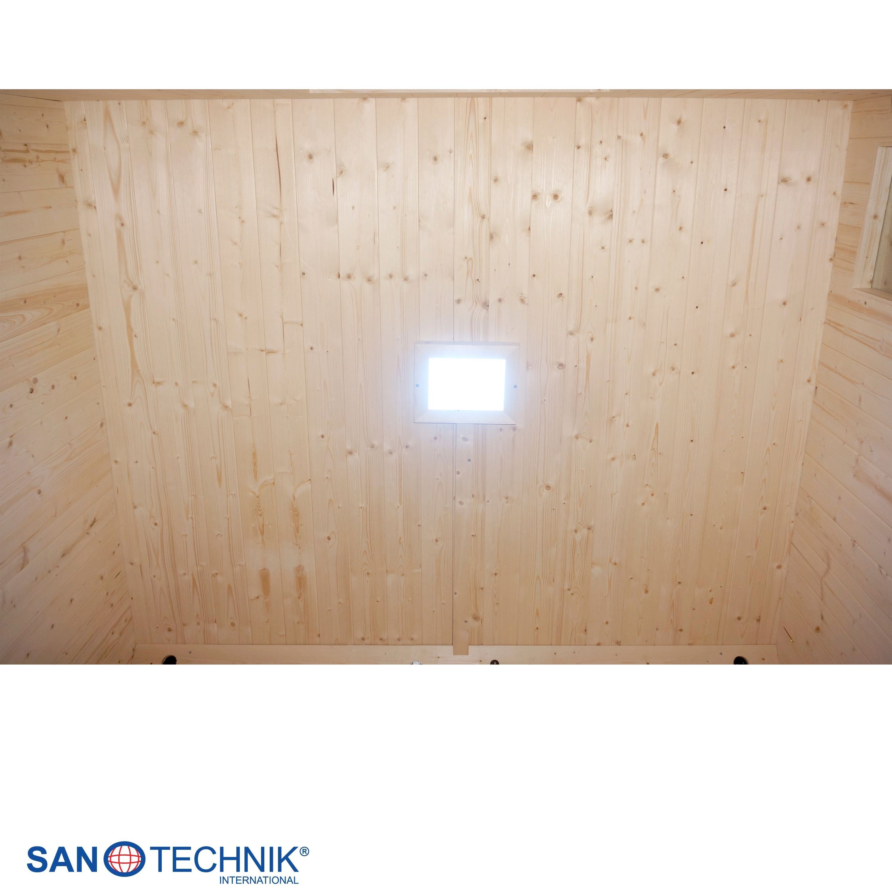 Holzverkleideter Raum mit einem hellen Fenster in der Decke.