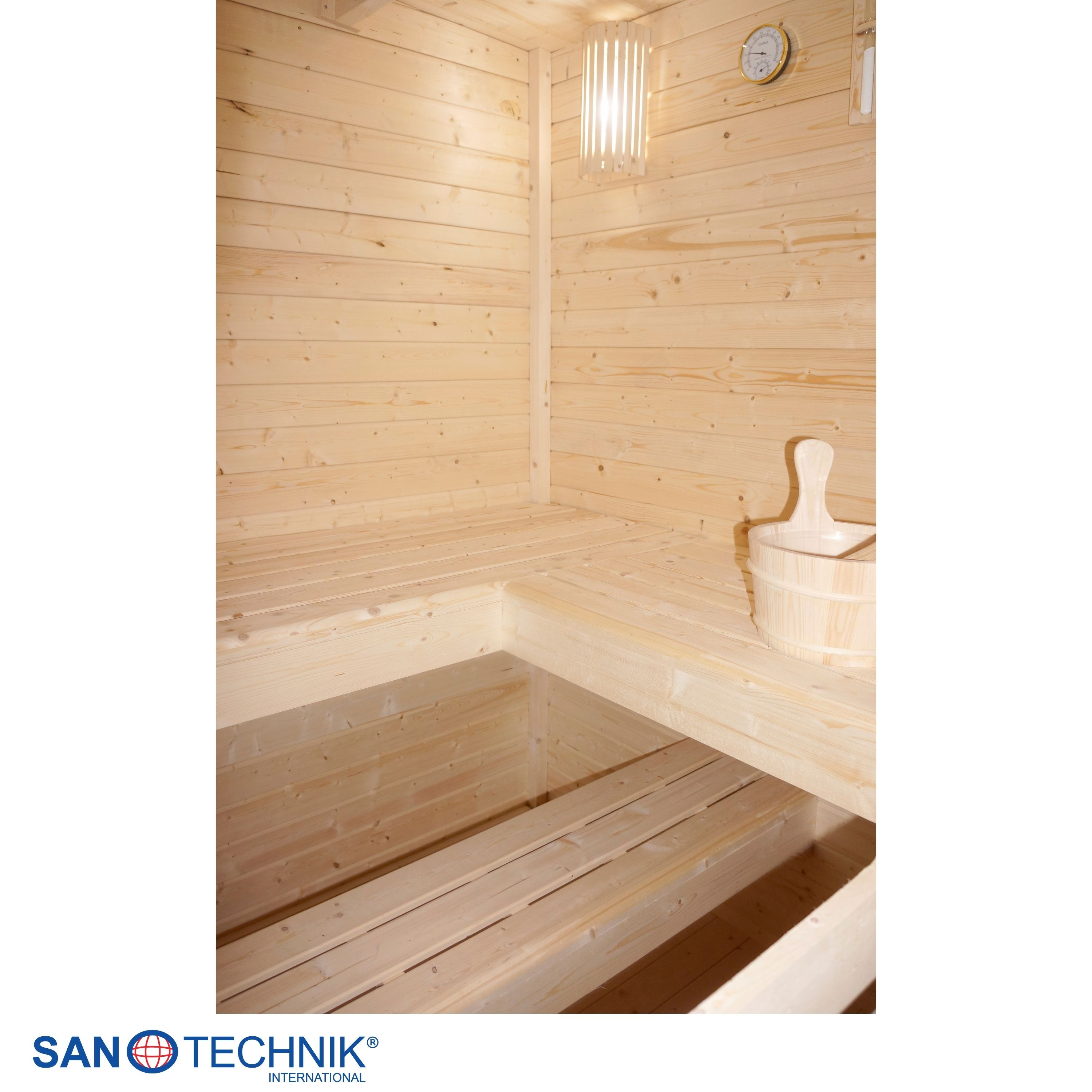 Holzsauna mit Holzbänken, Eimer und Thermometer. Ein Licht an der Decke.