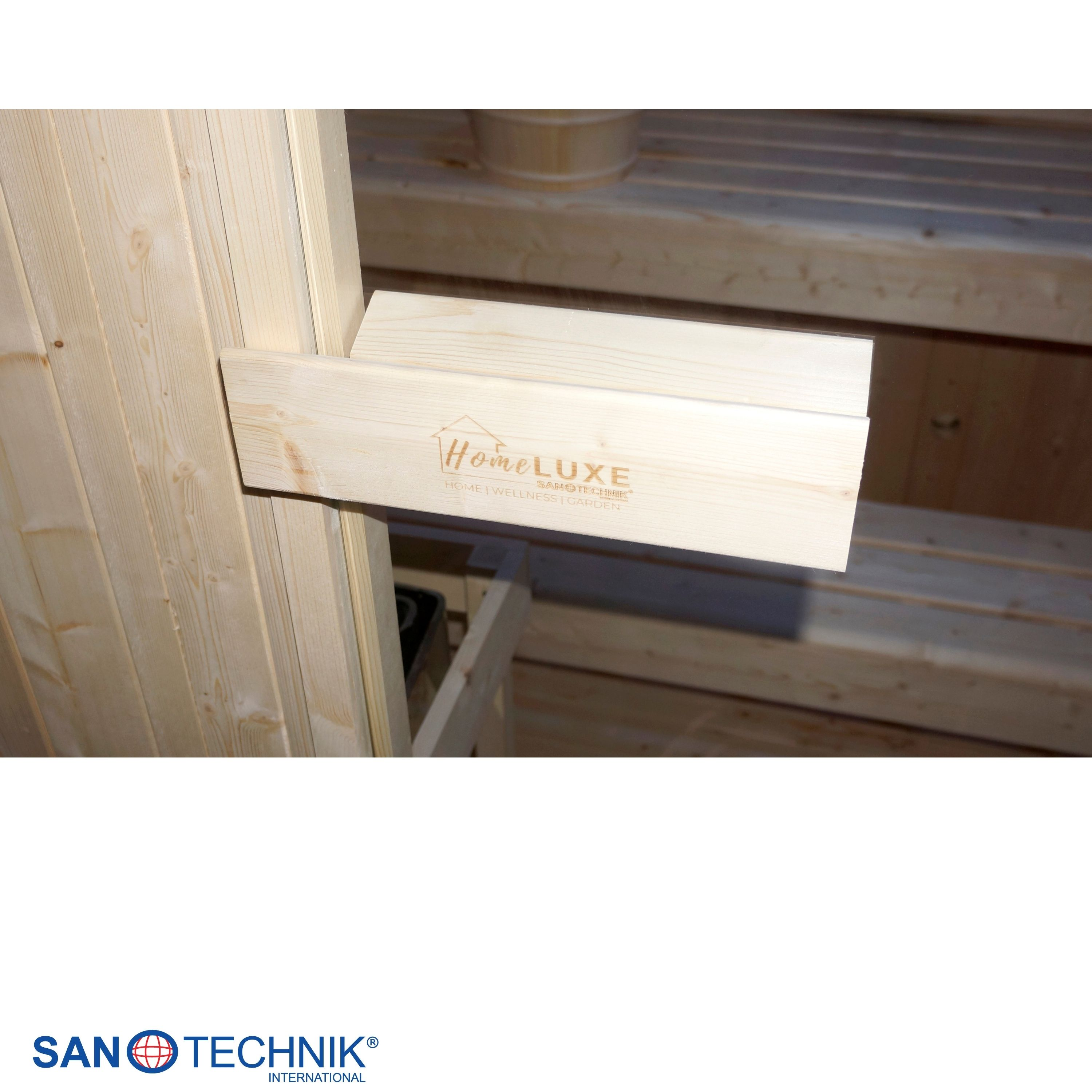 Eine hölzerne Ablage mit dem HomeLUXE-Logo in einer Sauna.