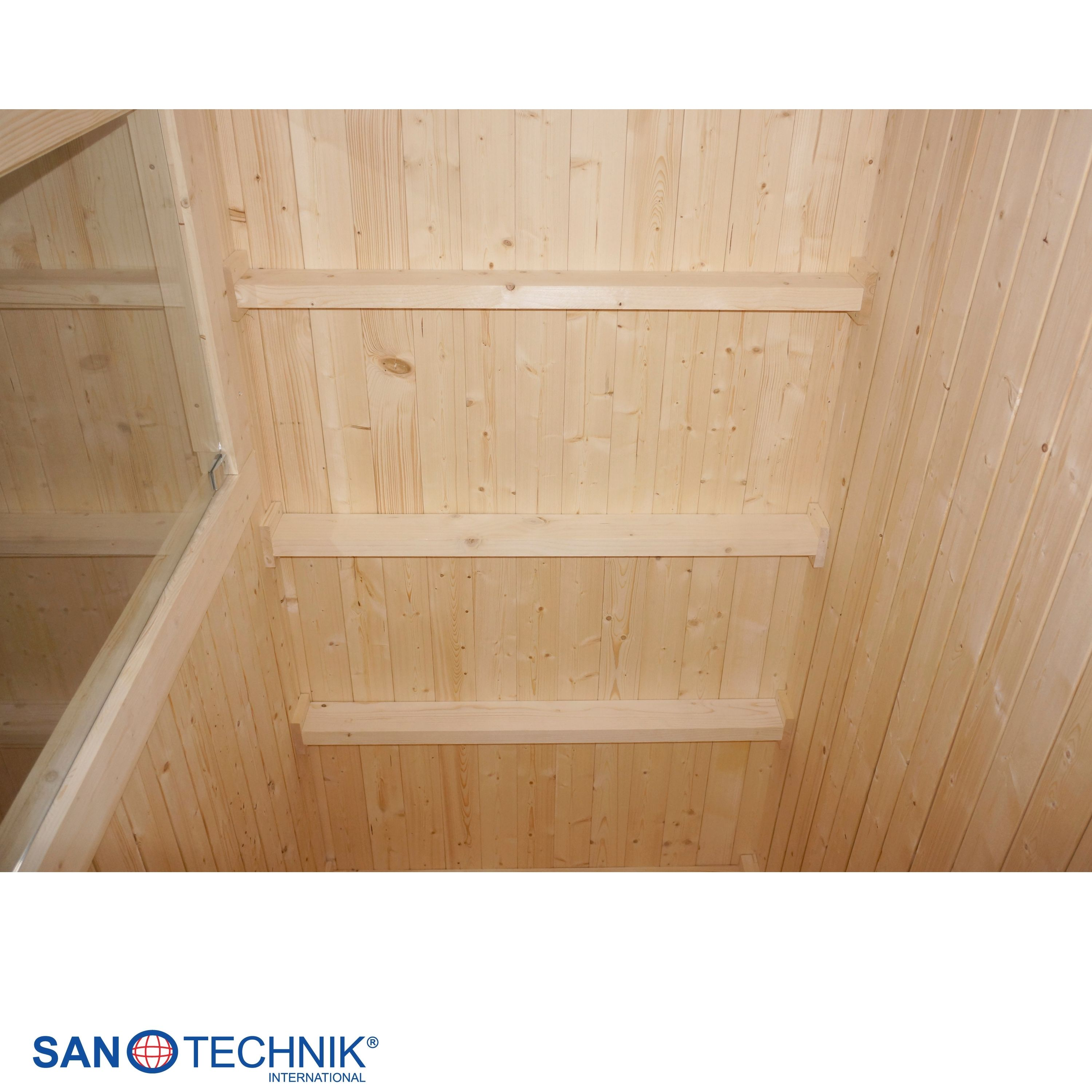 Holzverkleidete Wand und Decke mit drei Regalbrettern.