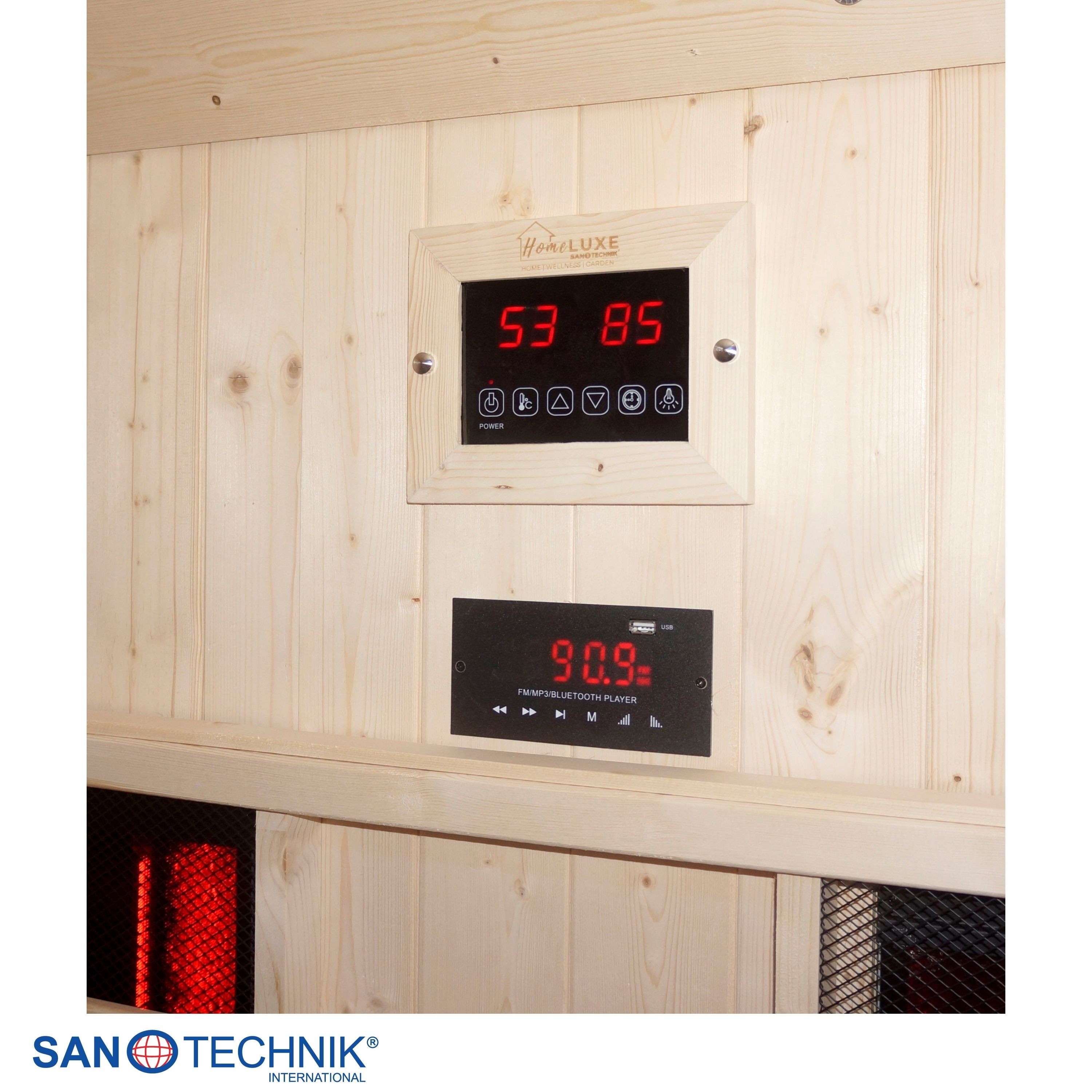 Holzverkleidete Sauna mit digitalen Displays für Temperatur und Musik-Player.