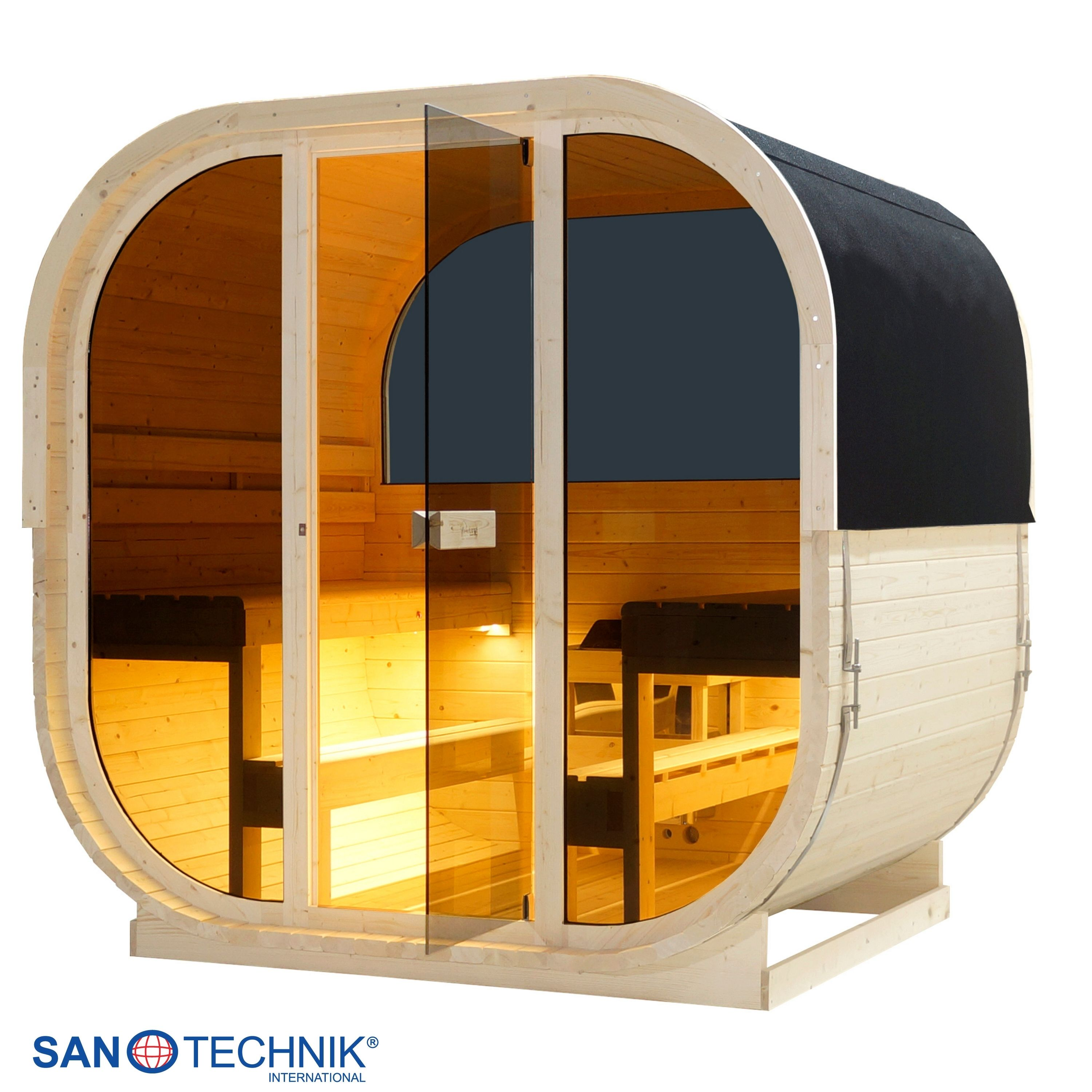 Eine holzgetäfelte Fass-Sauna mit Glastür und Fenstern, beleuchtet von innen.