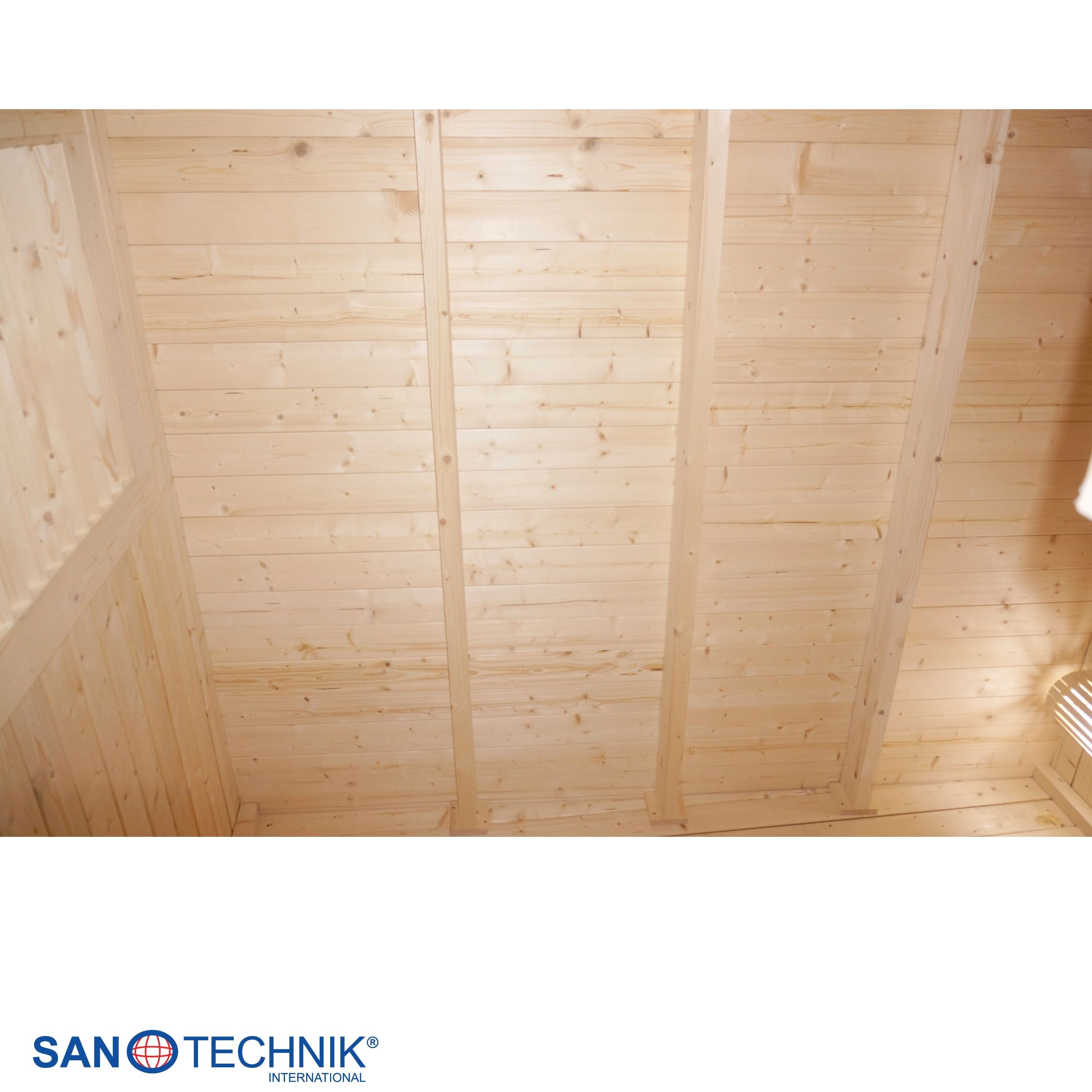 Holzdecke mit sichtbaren Balken. Holz ist hell und naturbelassen.