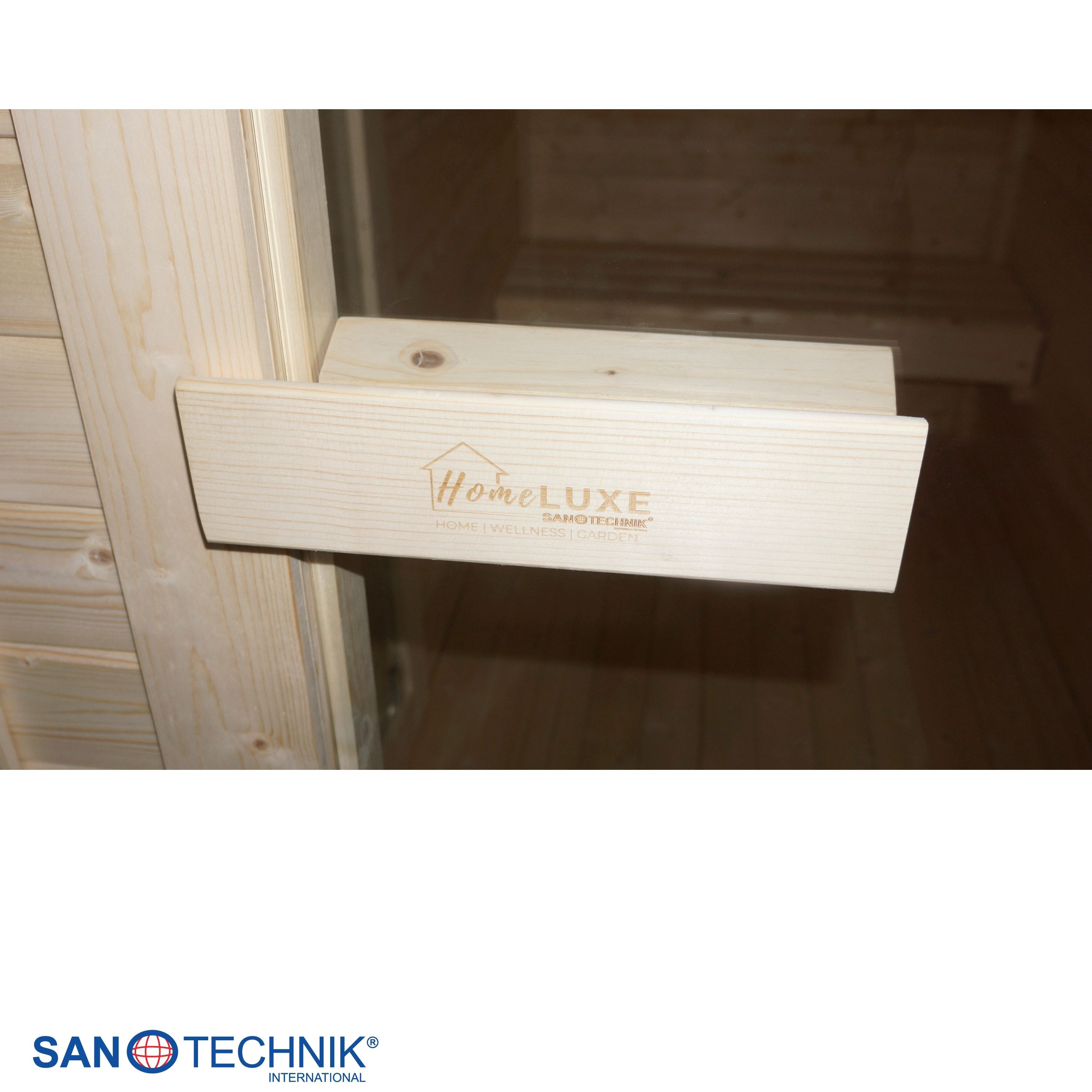 Holzregal mit "HomeLUXE" Logo in einer Sauna.