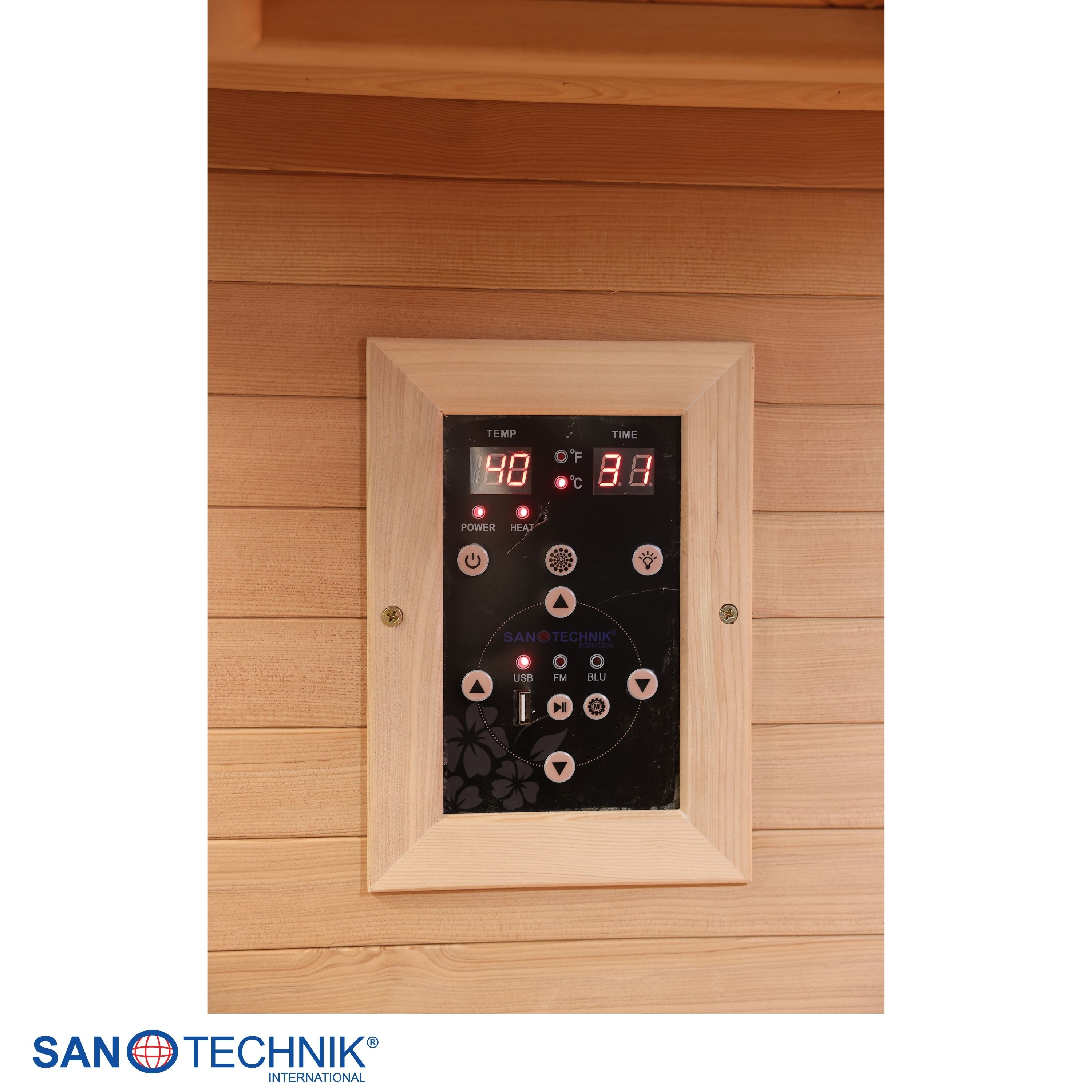Ein Bedienfeld aus Holz zeigt Temperatur und Zeit an, mit Tasten f&uuml;r USB, FM und BLU.