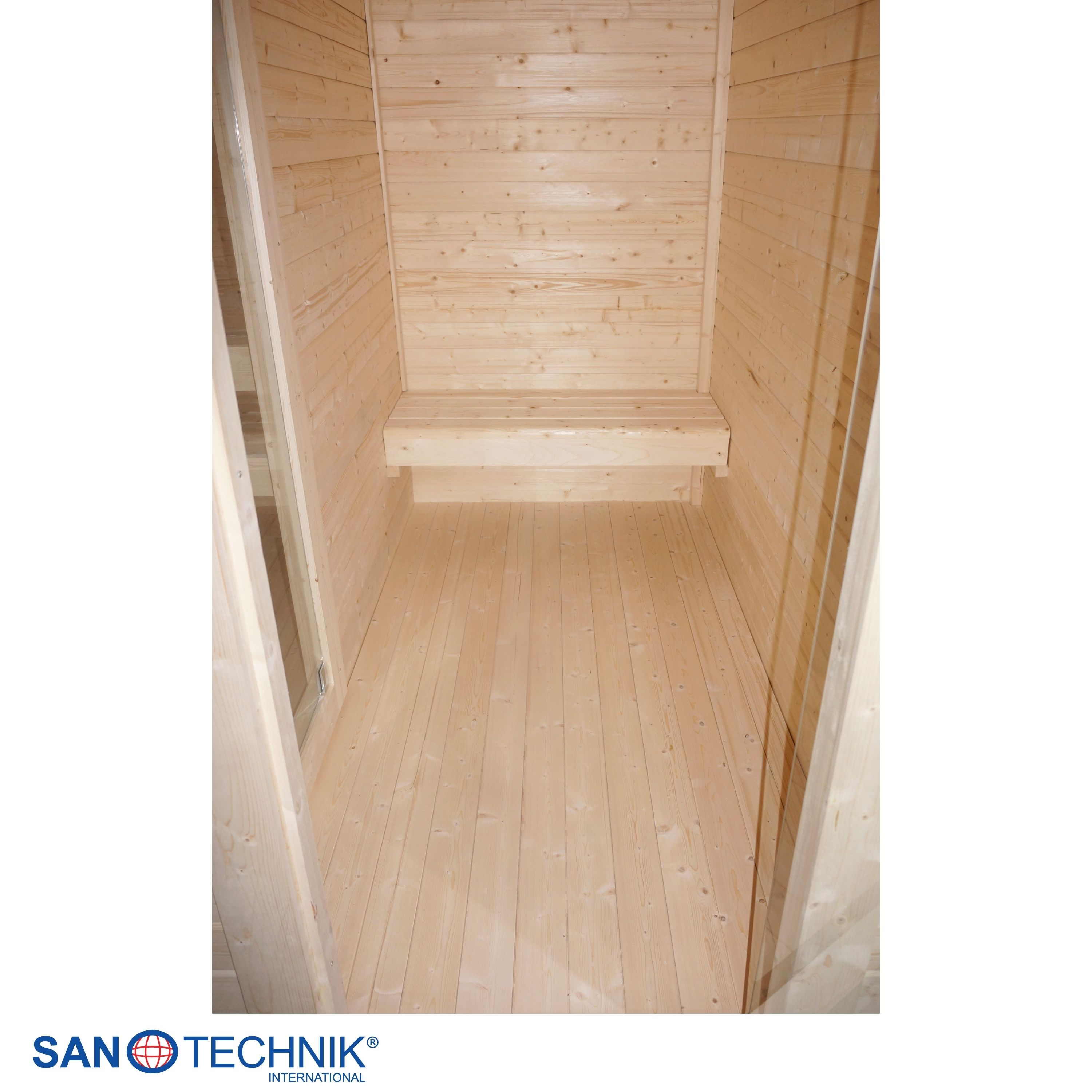 Innenansicht einer holzverkleideten Sauna mit einer Sitzbank.