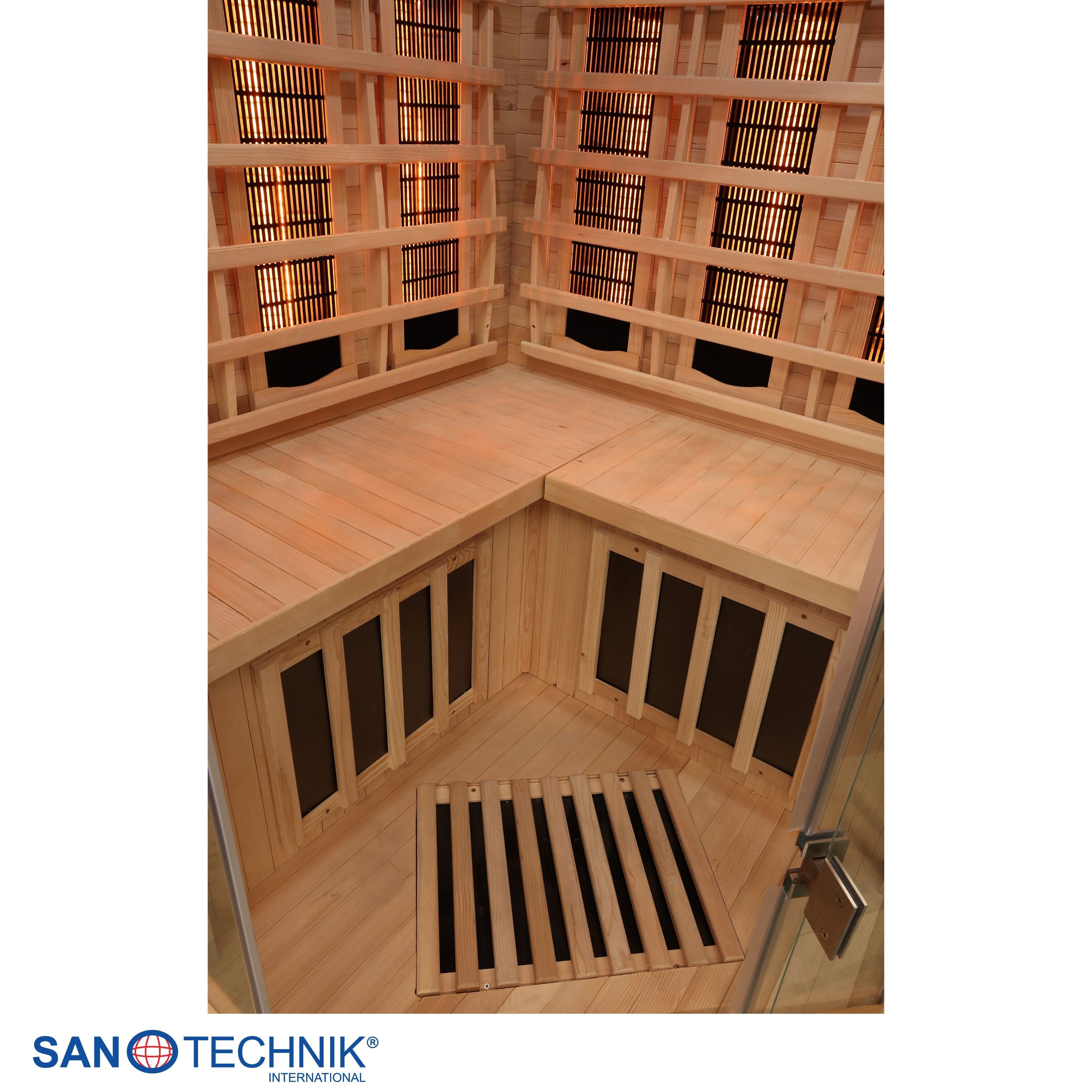 Holzsauna mit Infrarotstrahlern und Glastür, beleuchtet.