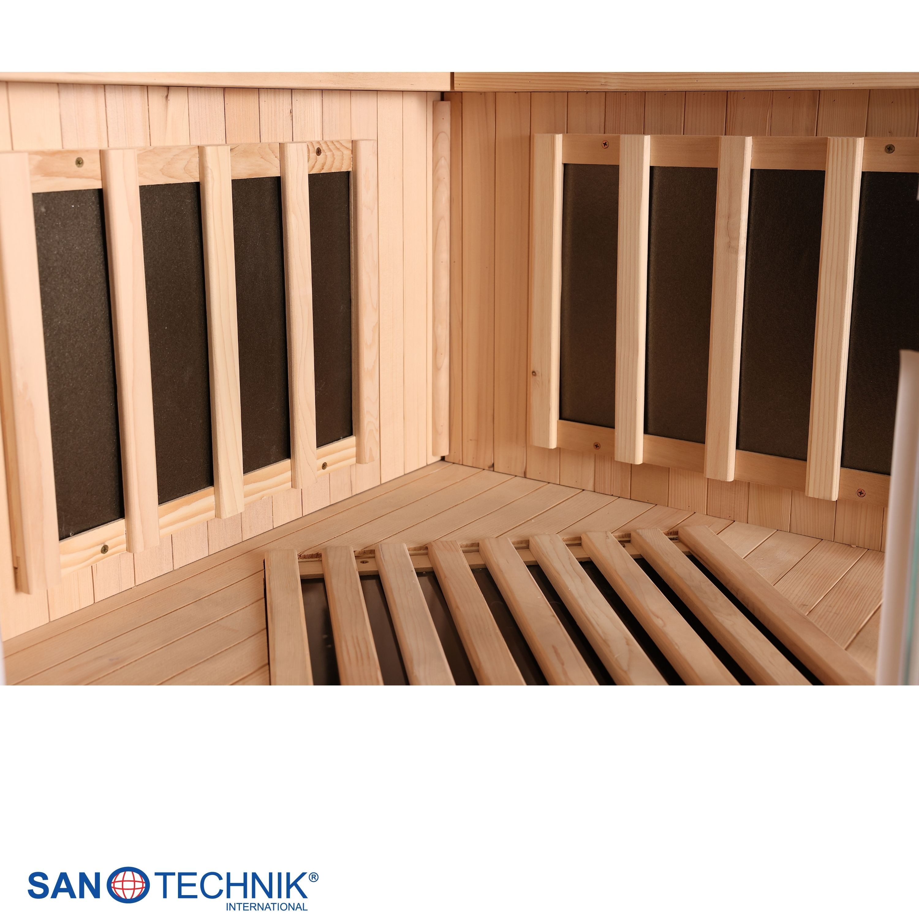 Innenansicht einer Sauna mit Holzwänden und Lamellenboden.