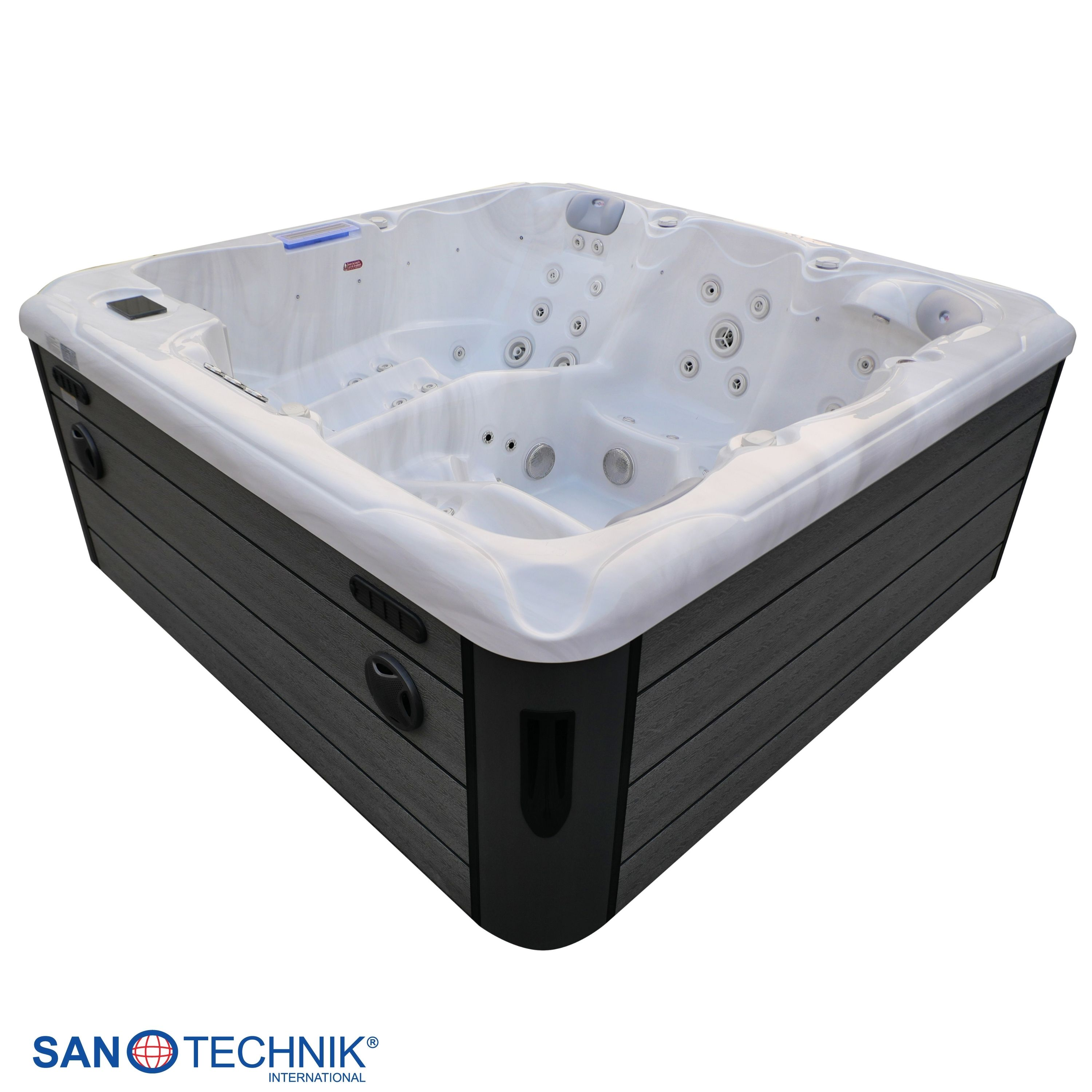 Ein luxuriöser Eck-Whirlpool mit weißer Innenschale und dunkler Holzverkleidung.