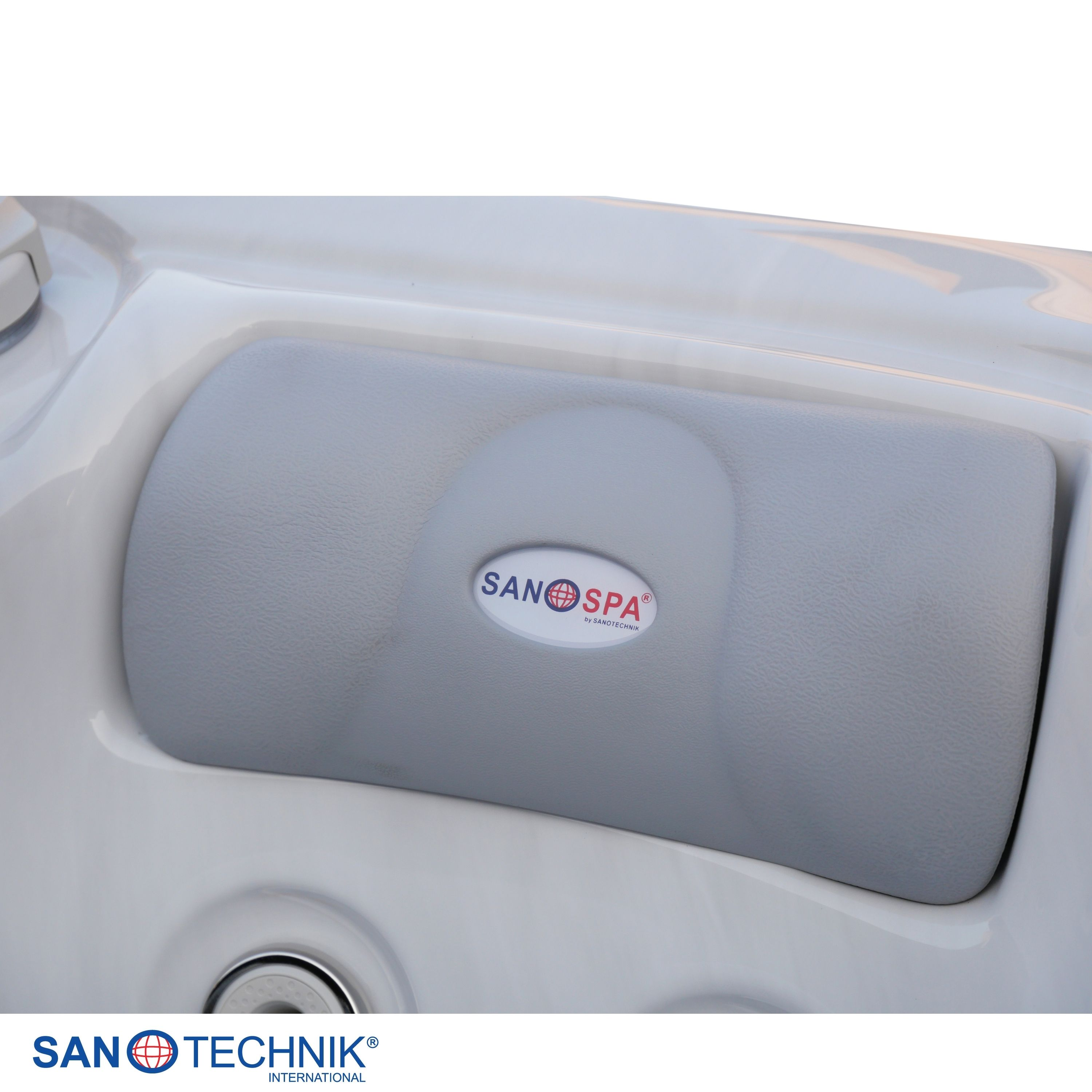 Ein graues Kissen mit dem SanoSpa-Logo auf einem weißen Whirlpool.