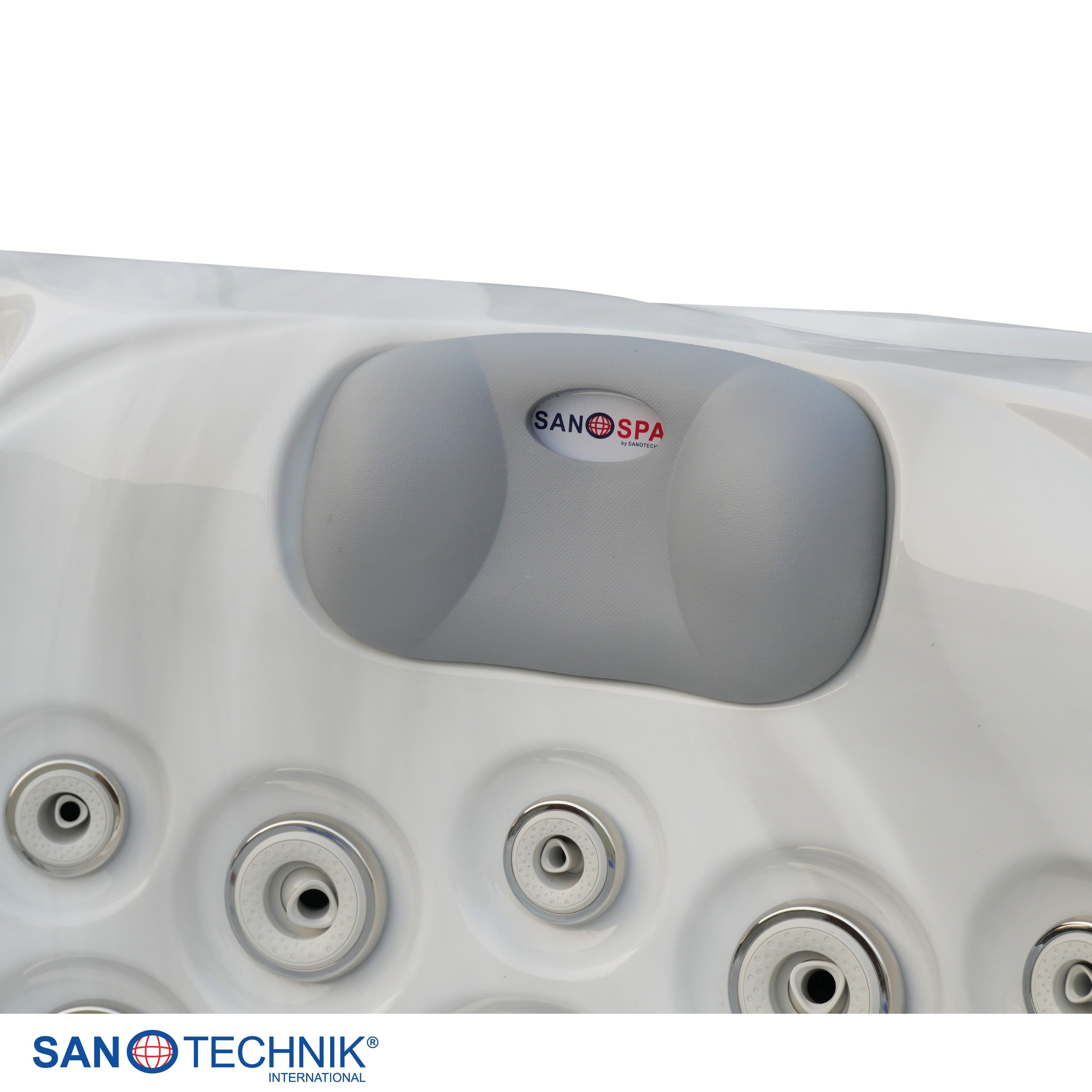 Ein weißer Whirlpool mit silbernen Düsen und einem grauen Kopfkissen mit dem Sanospa-Logo.