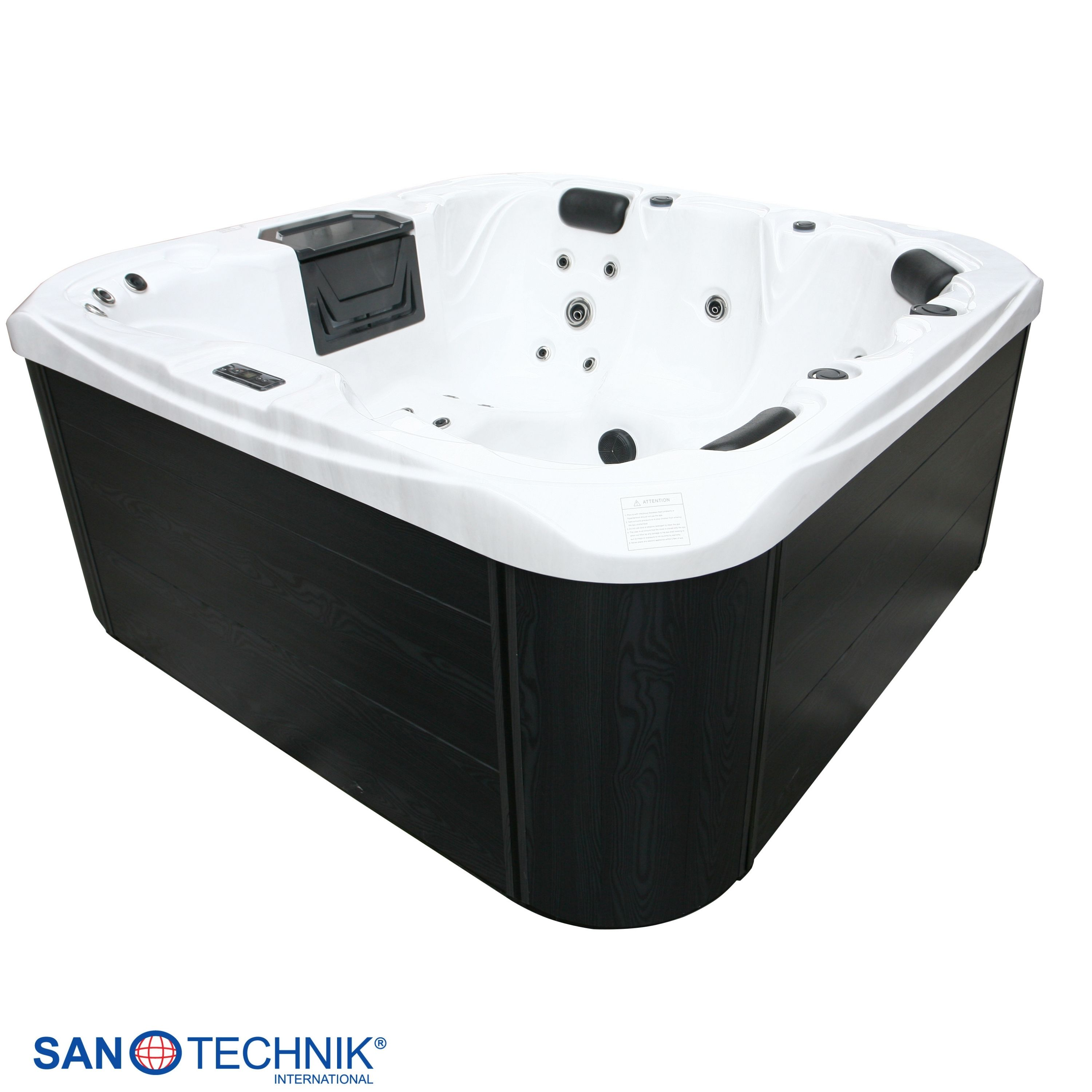 Ein weißer Eckwhirlpool mit schwarzer Holzverkleidung und Bedienelementen.
