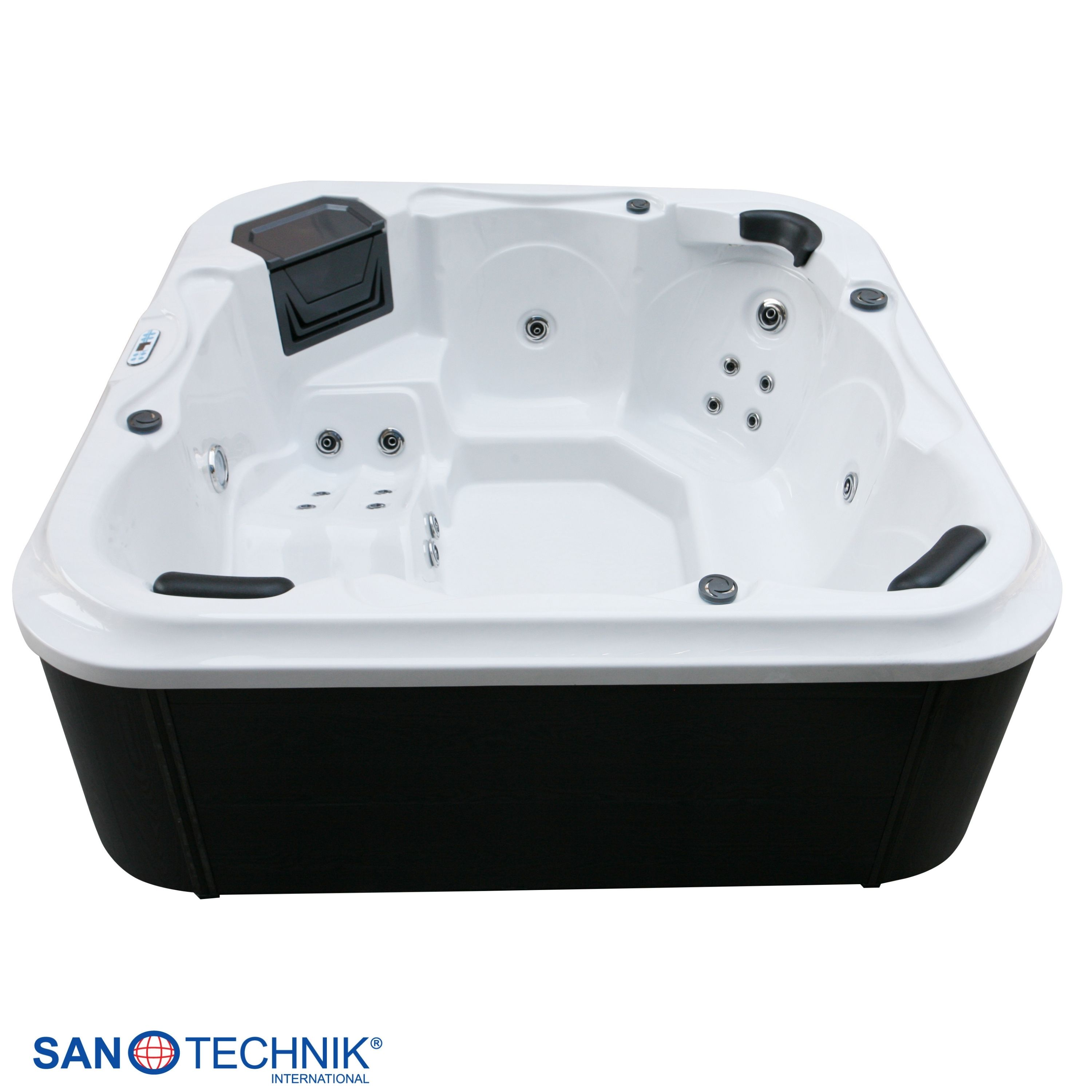 Ein weier Whirlpool mit schwarzem Sockel und silbernen Armaturen.
