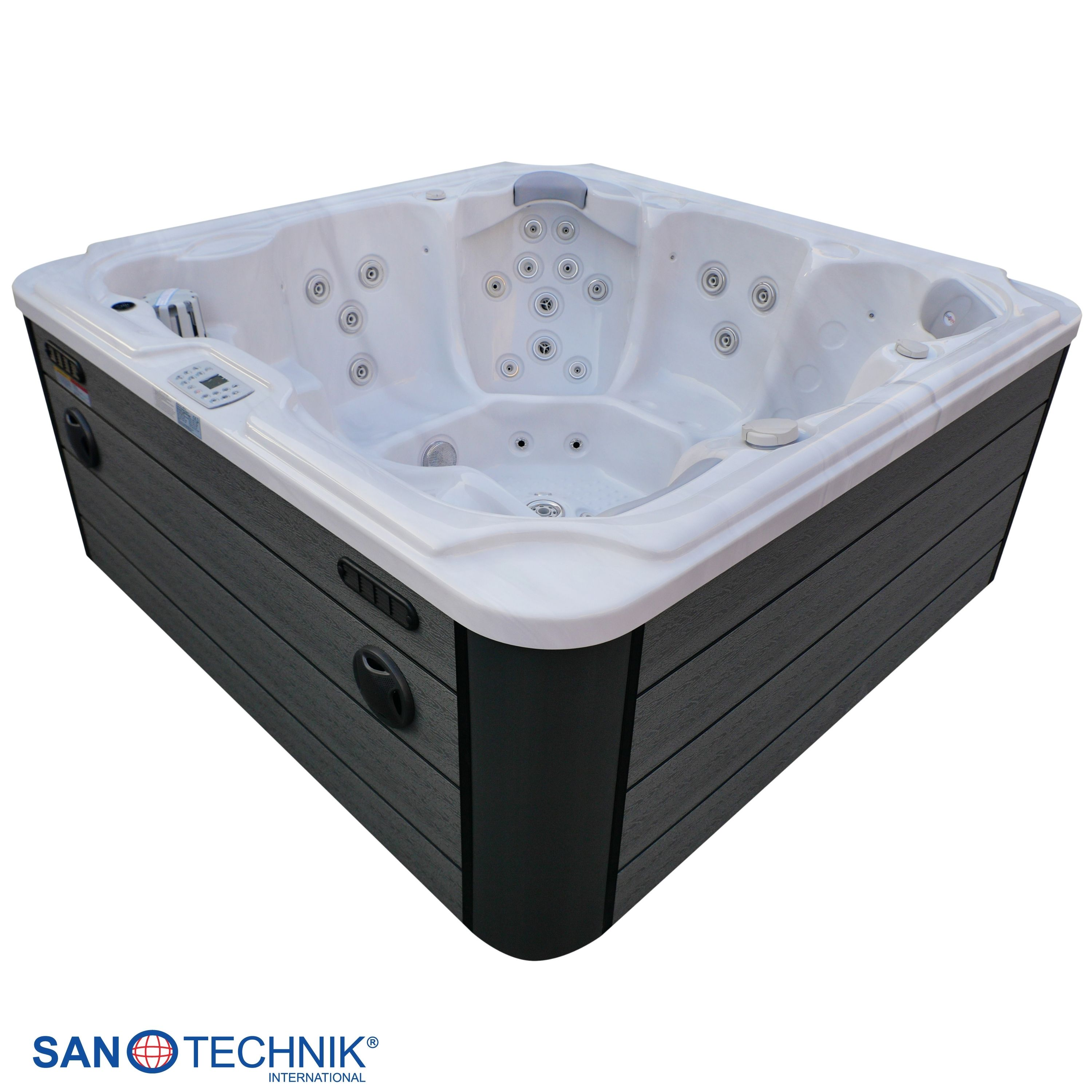 Ein Eck-Whirlpool mit weißer Innenseite und dunkler Holzverkleidung.