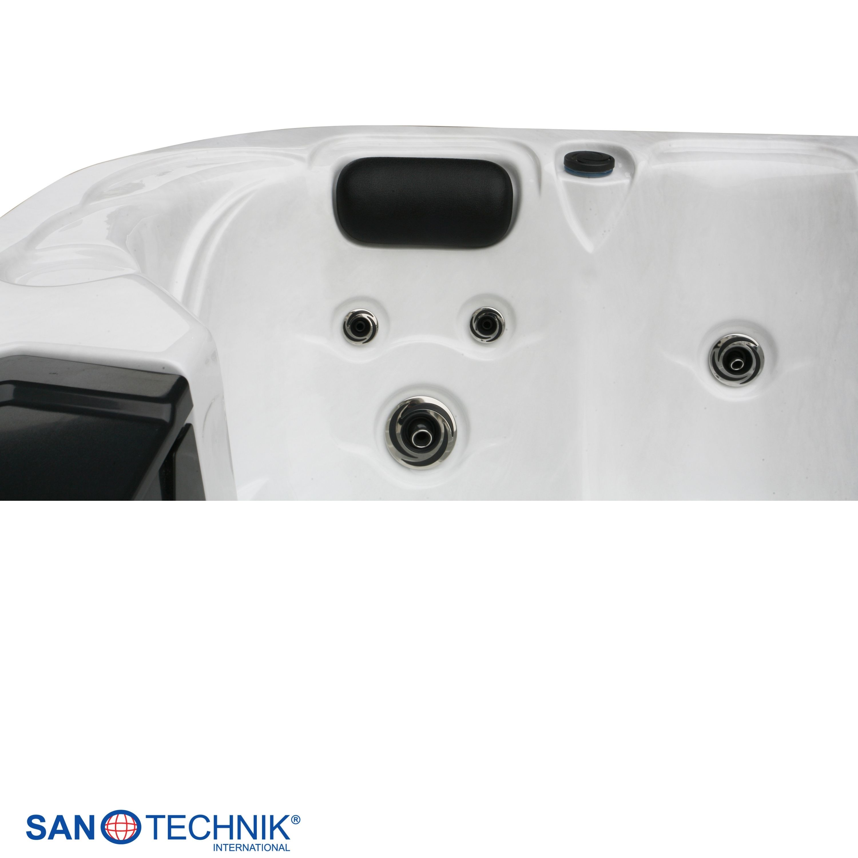 Detailaufnahme einer weißen Whirlpool-Wanne mit schwarzen Kopfstützen und Düsen.