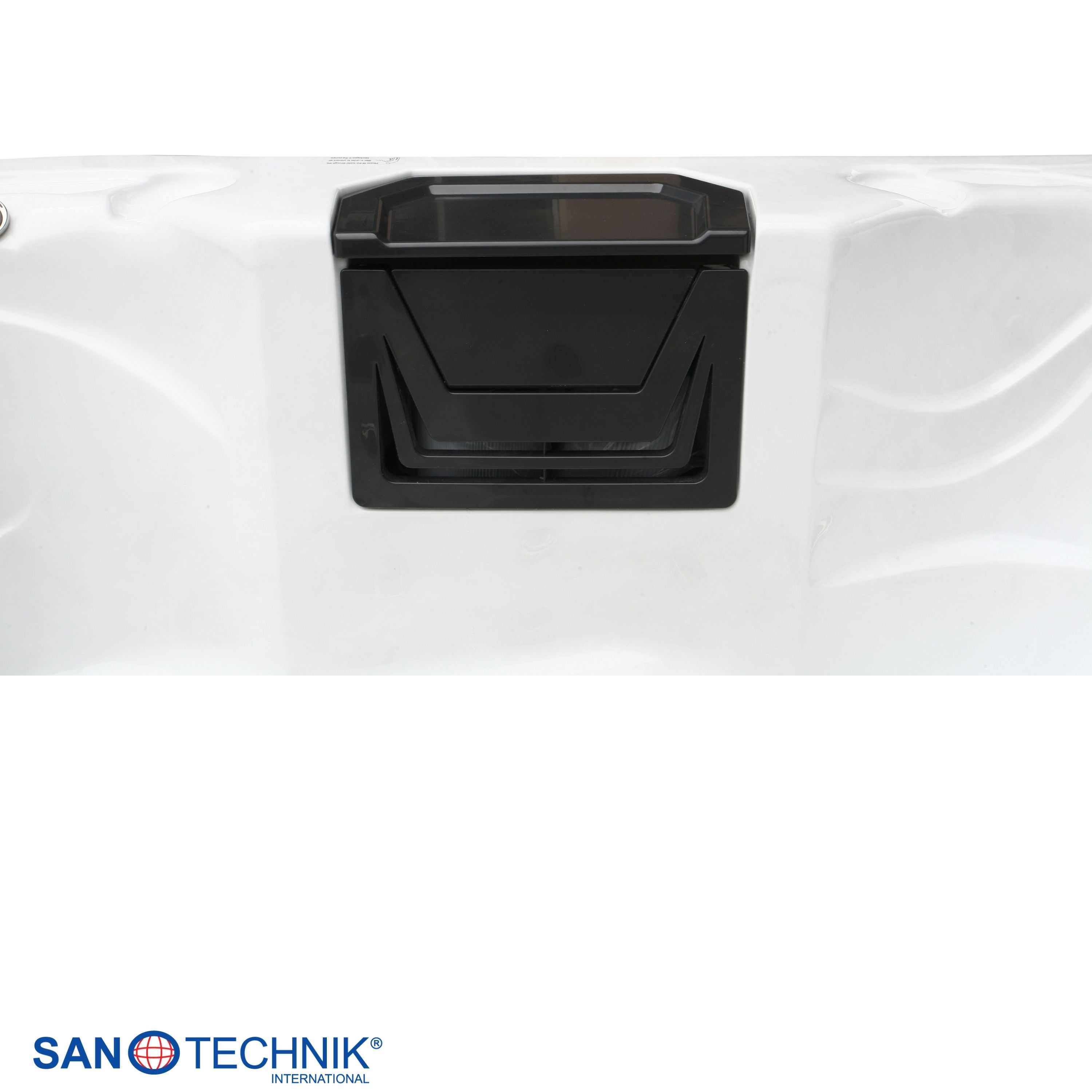 Ein weißer Whirlpool mit einem schwarzen Fach und dem Sanotechnik-Logo.