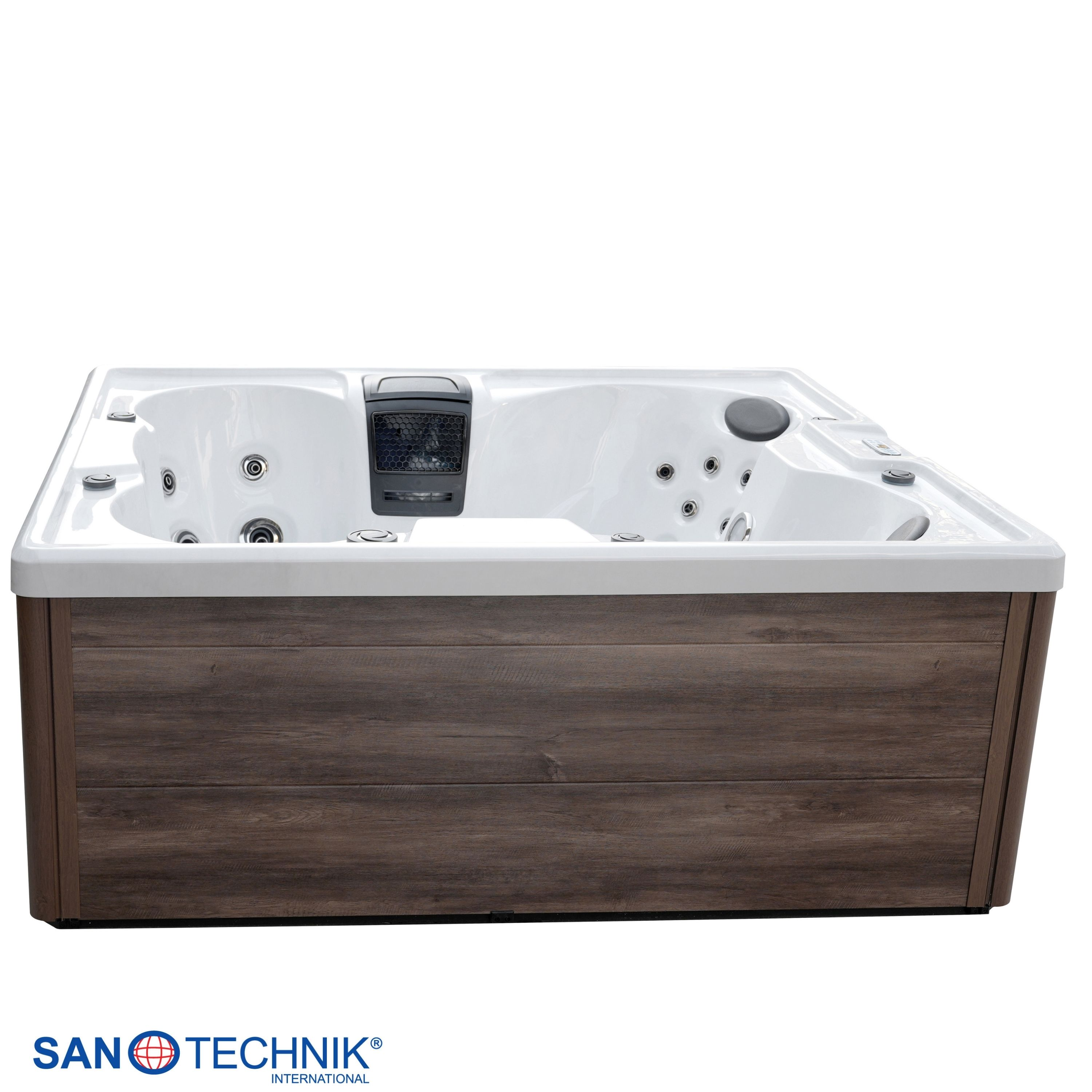 Eine weiße Whirlpool-Wanne mit Holzakzenten und Düsen.