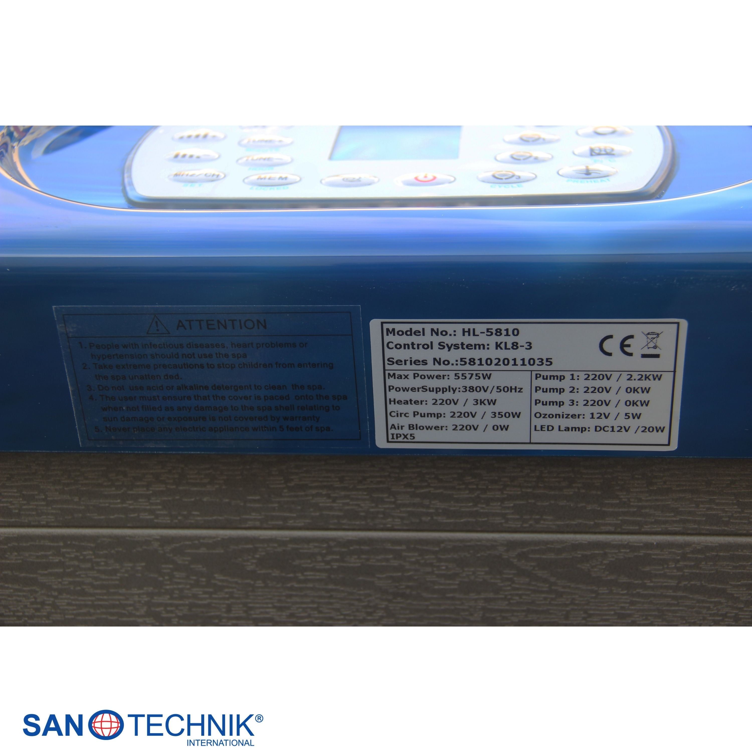 Ein blaues Spa-Bedienfeld mit technischen Details und Warnhinweisen.