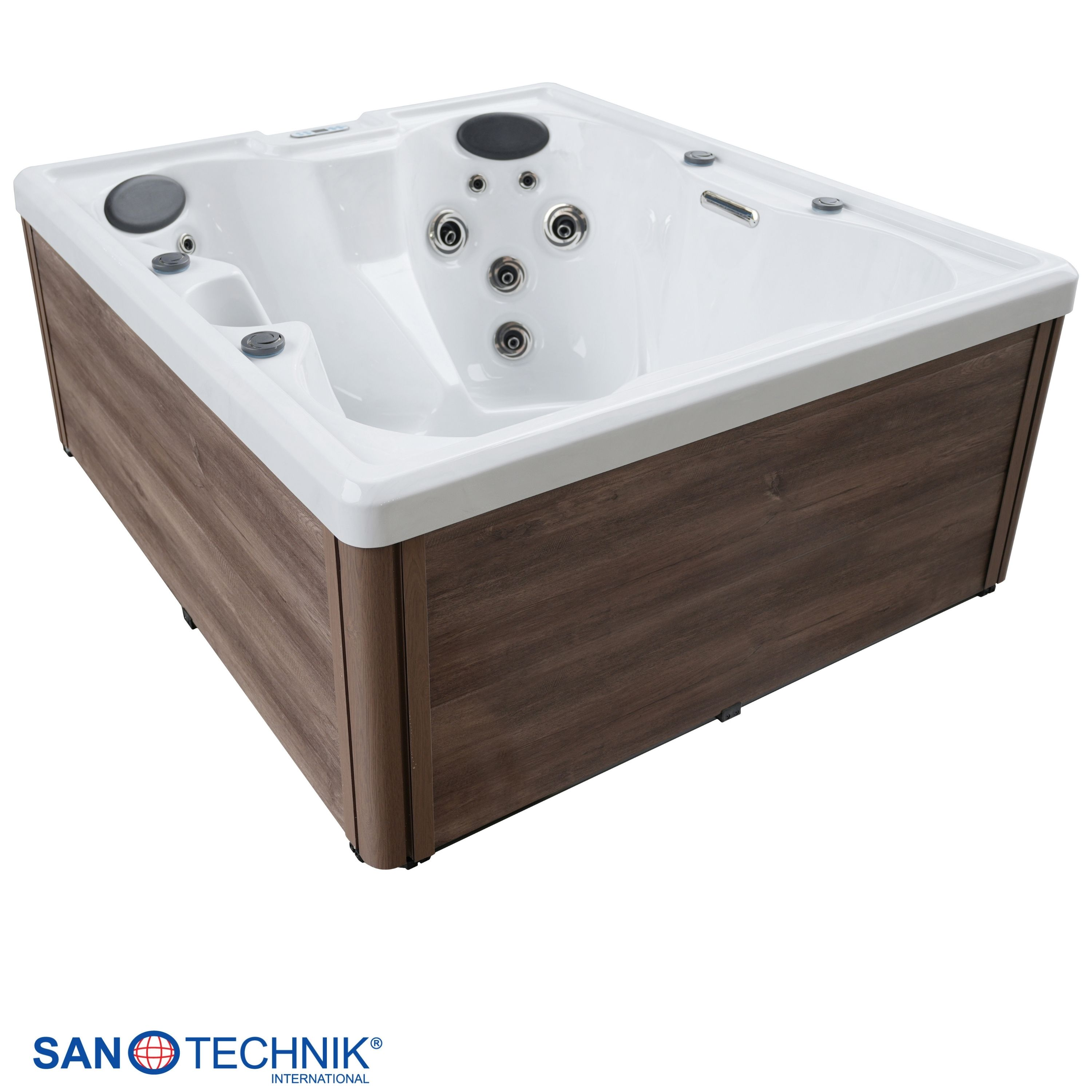 Ein weißer Whirlpool mit Holzverkleidung und Düsen.