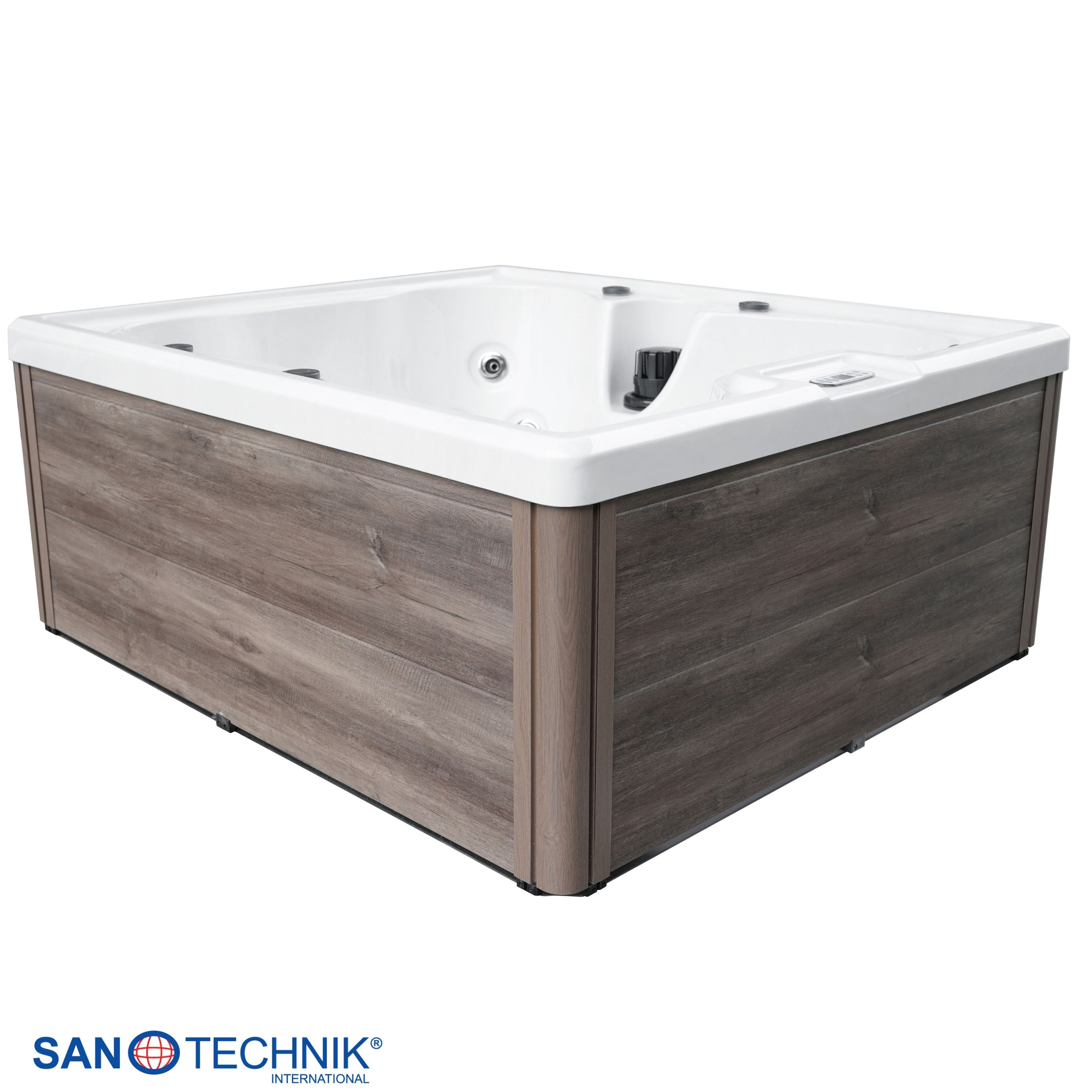 Ein weißer Whirlpool mit Holzverkleidung, isoliert auf weißem Hintergrund.