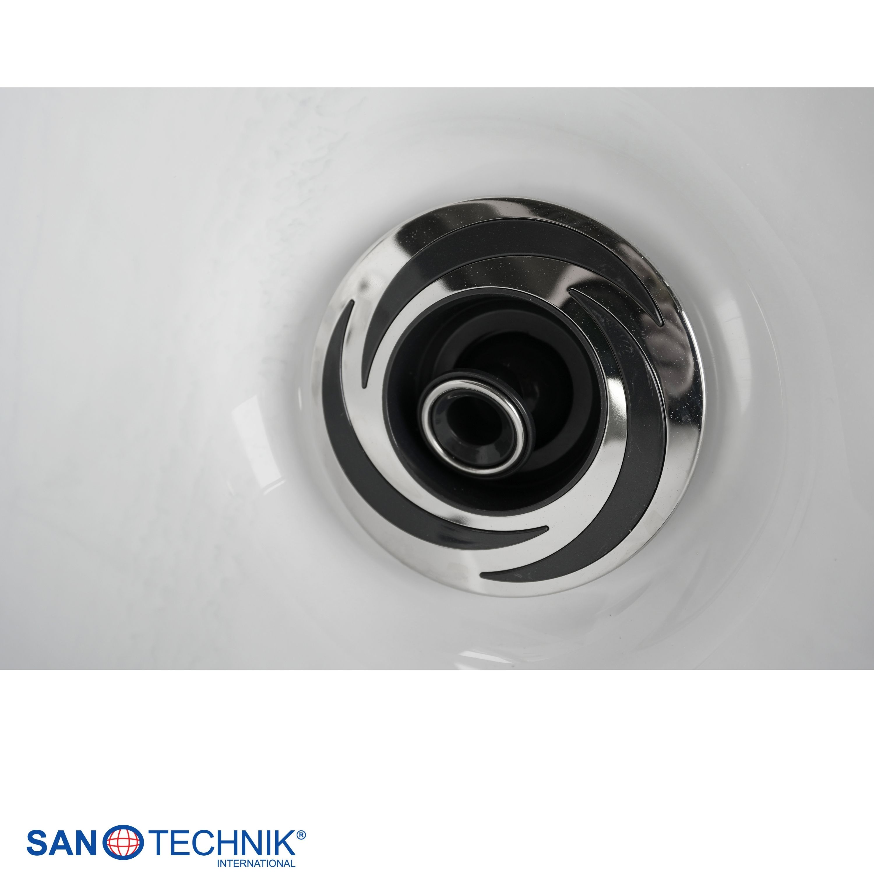 Nahaufnahme einer Whirlpooldüse mit Chromrand auf weißem Hintergrund.