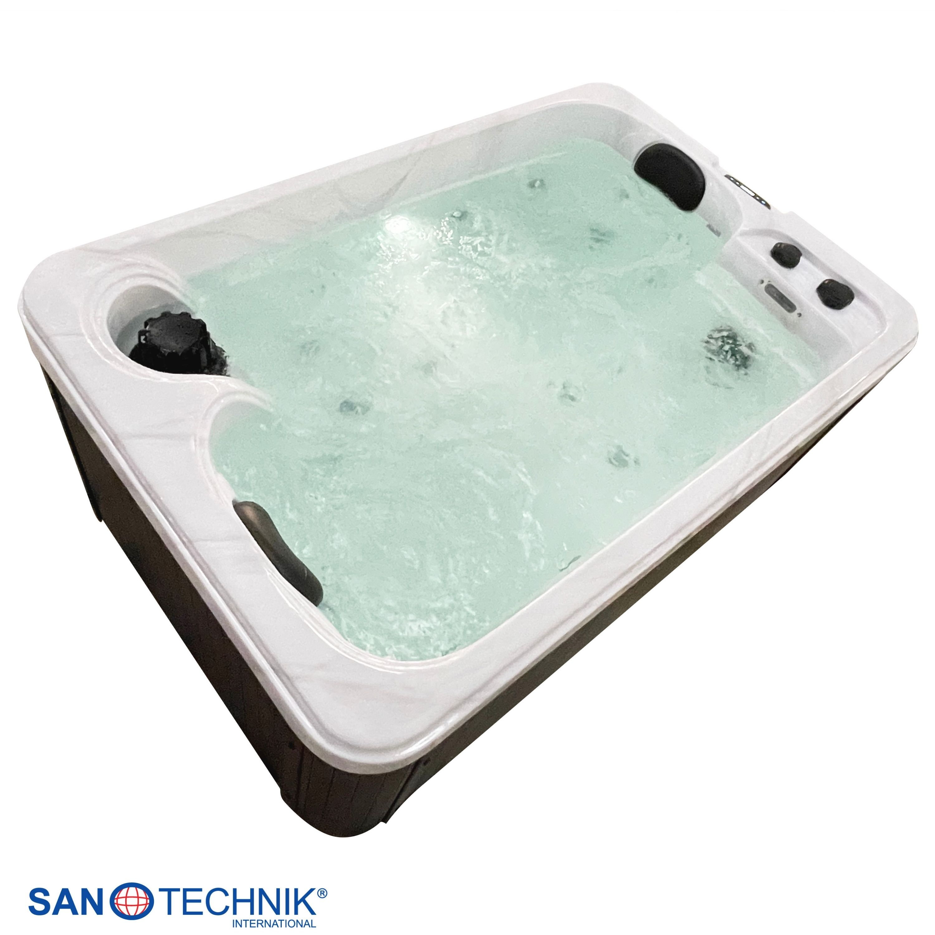 Ein aufblasbarer Whirlpool mit klarem Wasser und Sprudelfunktion.