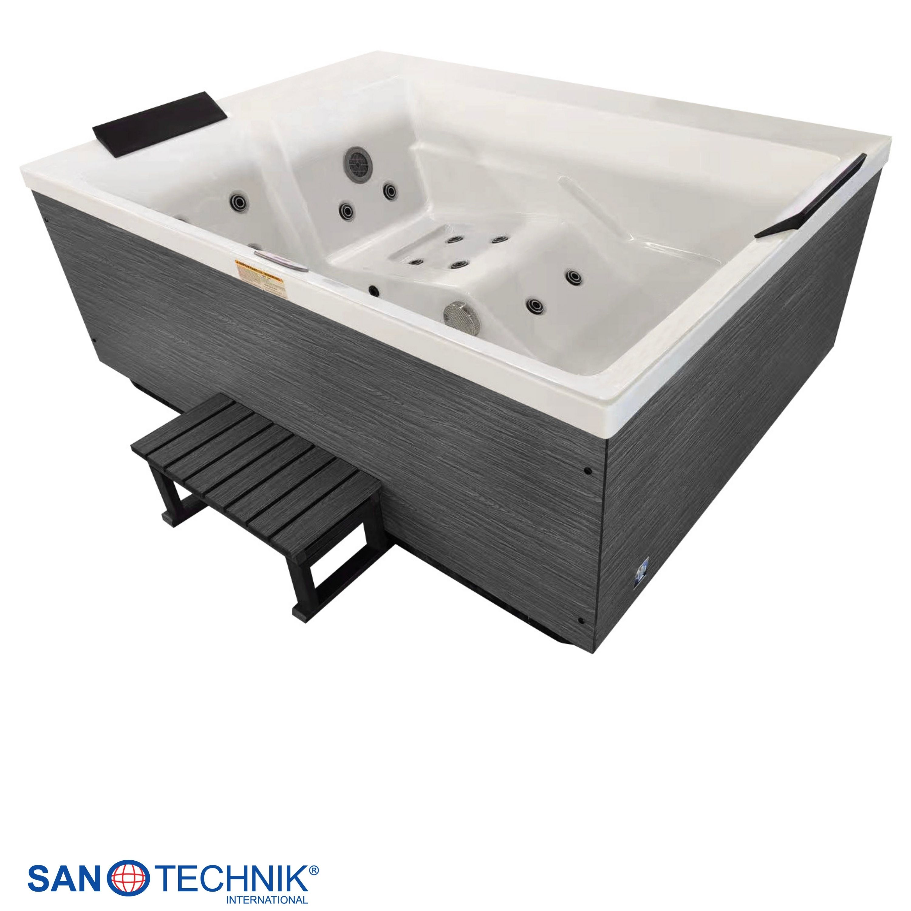 Ein rechteckiger Whirlpool mit dunkler Verkleidung und einer schwarzen Treppe.
