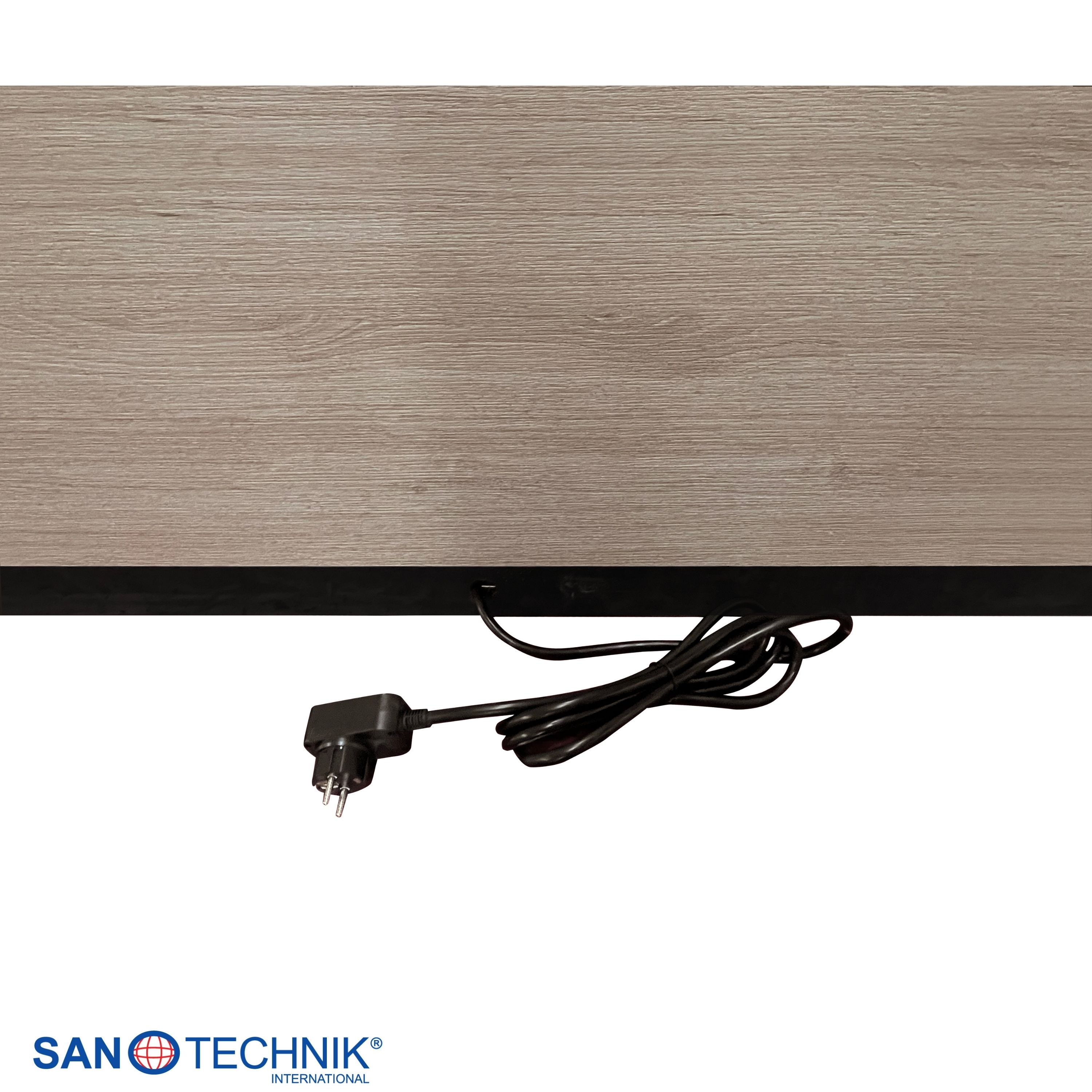 Ein Stecker mit einem schwarzen Kabel unter einer Holztischplatte.
